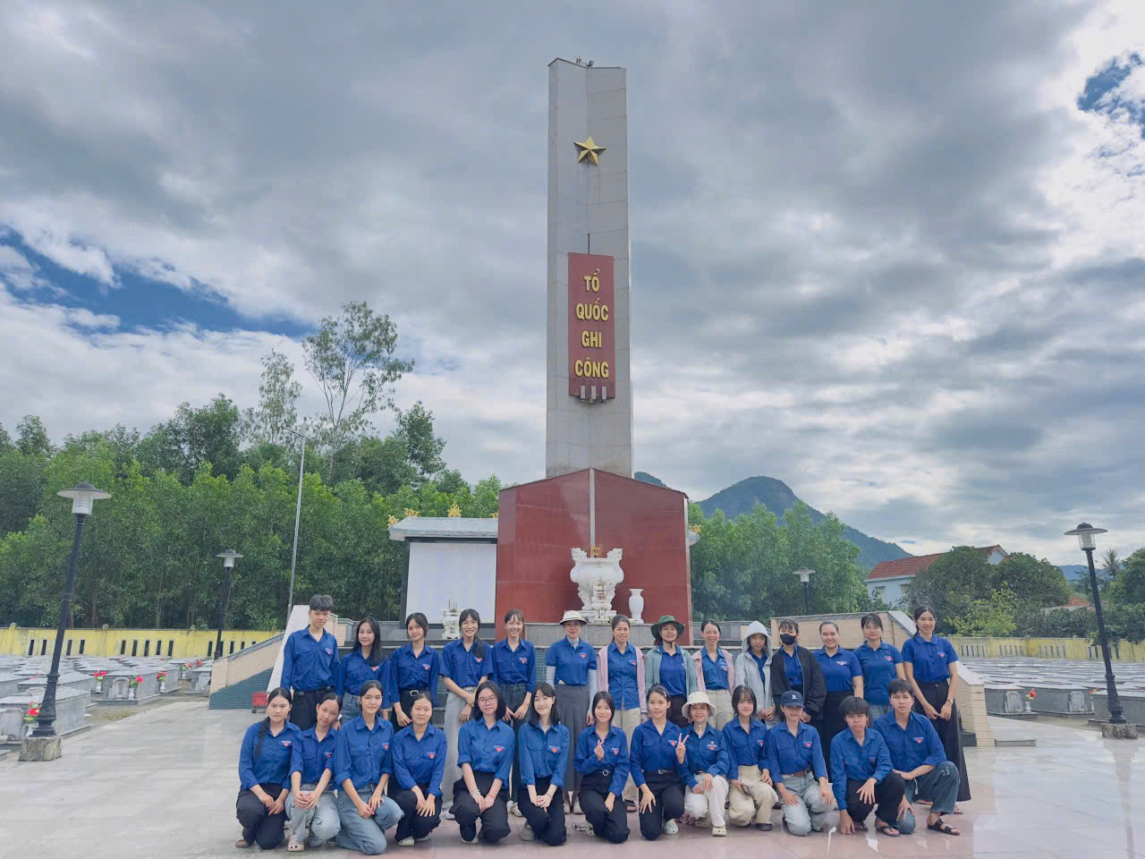 Tuổi trẻ xã Nông Sơn ra quân chỉnh trang nghĩa trang liệt sĩ, vệ sinh môi trường