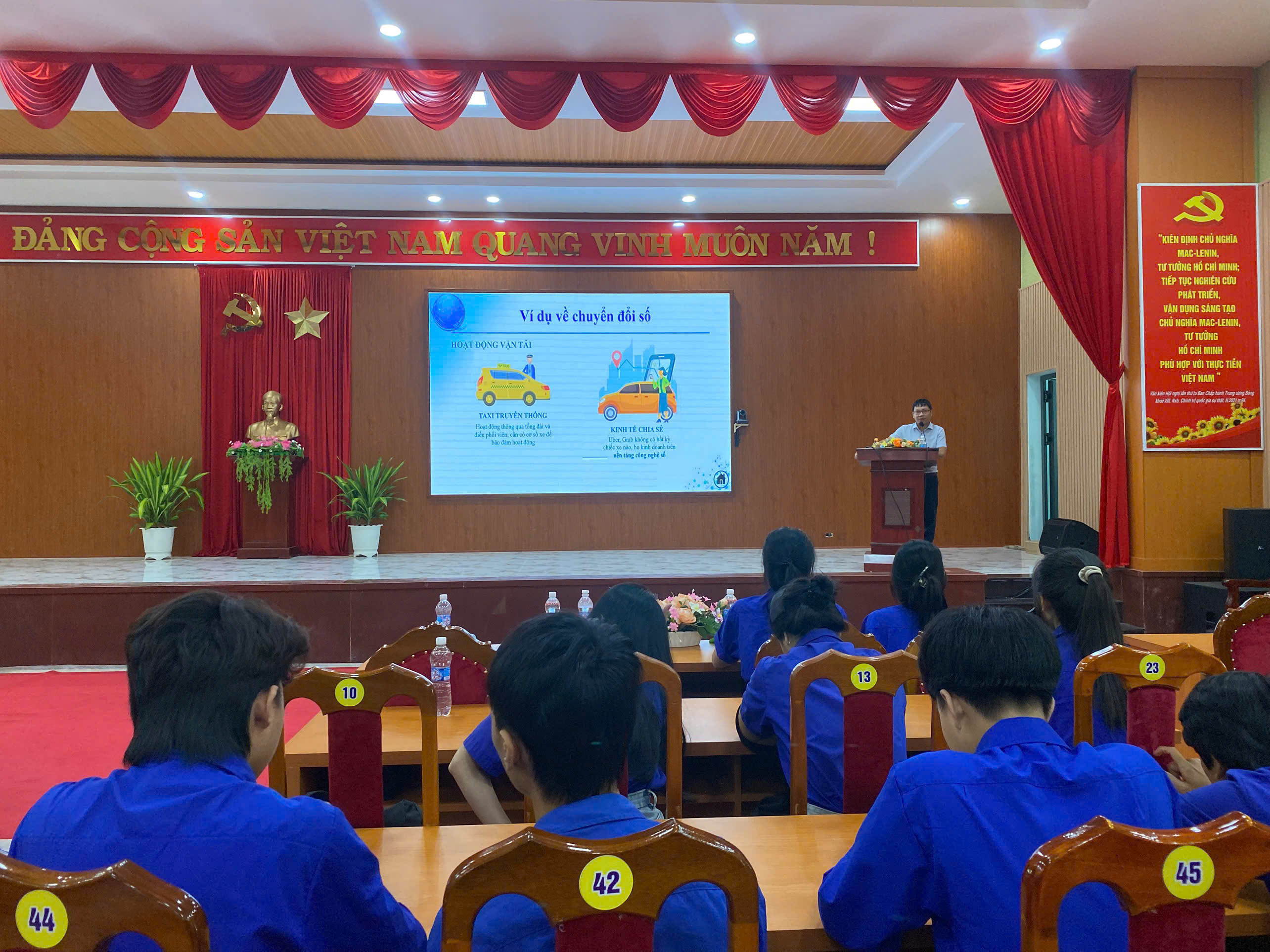 Đoàn xã Tiên Phước tập huấn chuyển đổi số, ứng dụng AI cho đoàn viên, thanh niên
