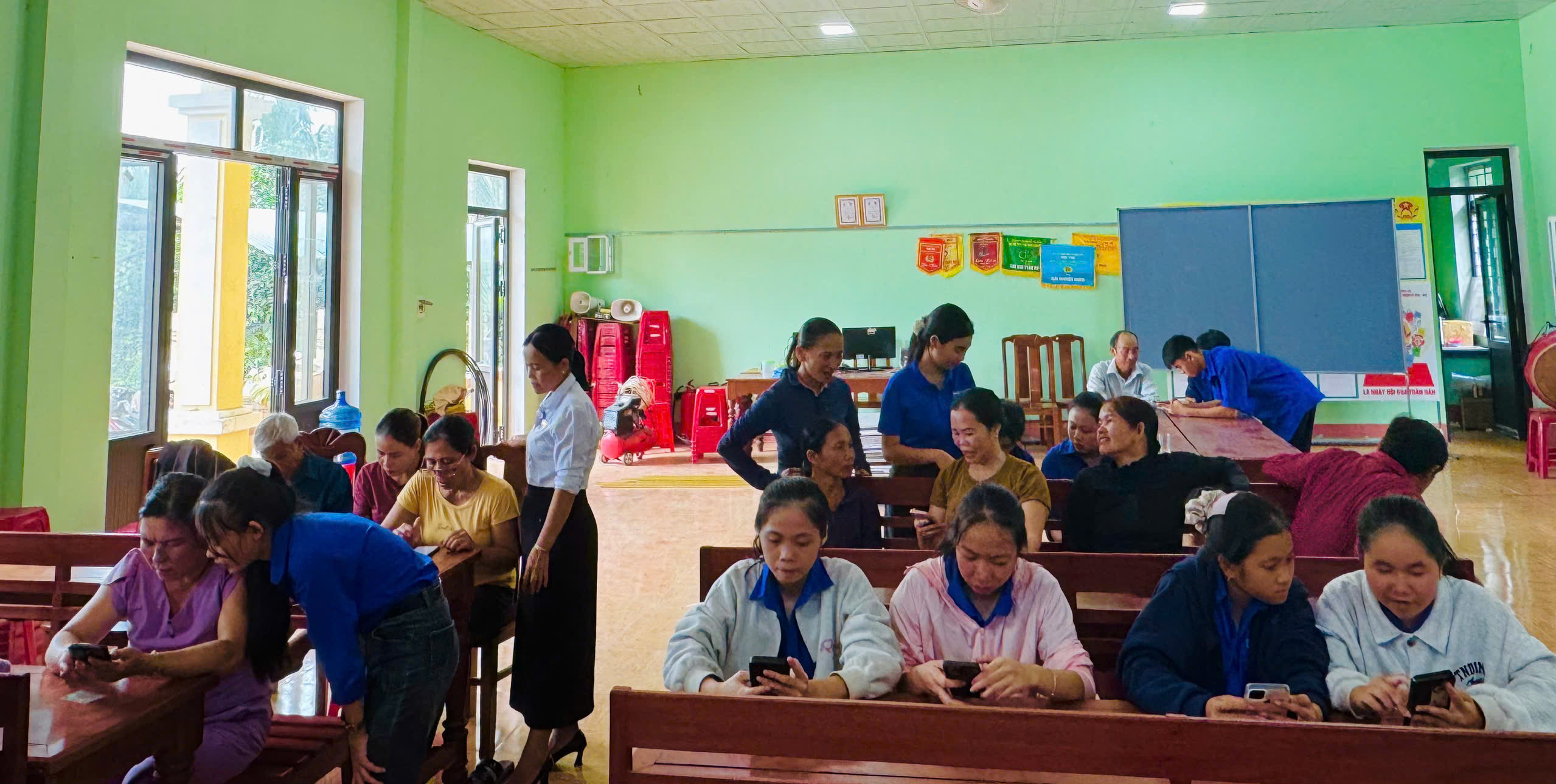 Đoàn xã Trà Liên hỗ trợ người dân sử dụng dịch vụ công trực tuyến