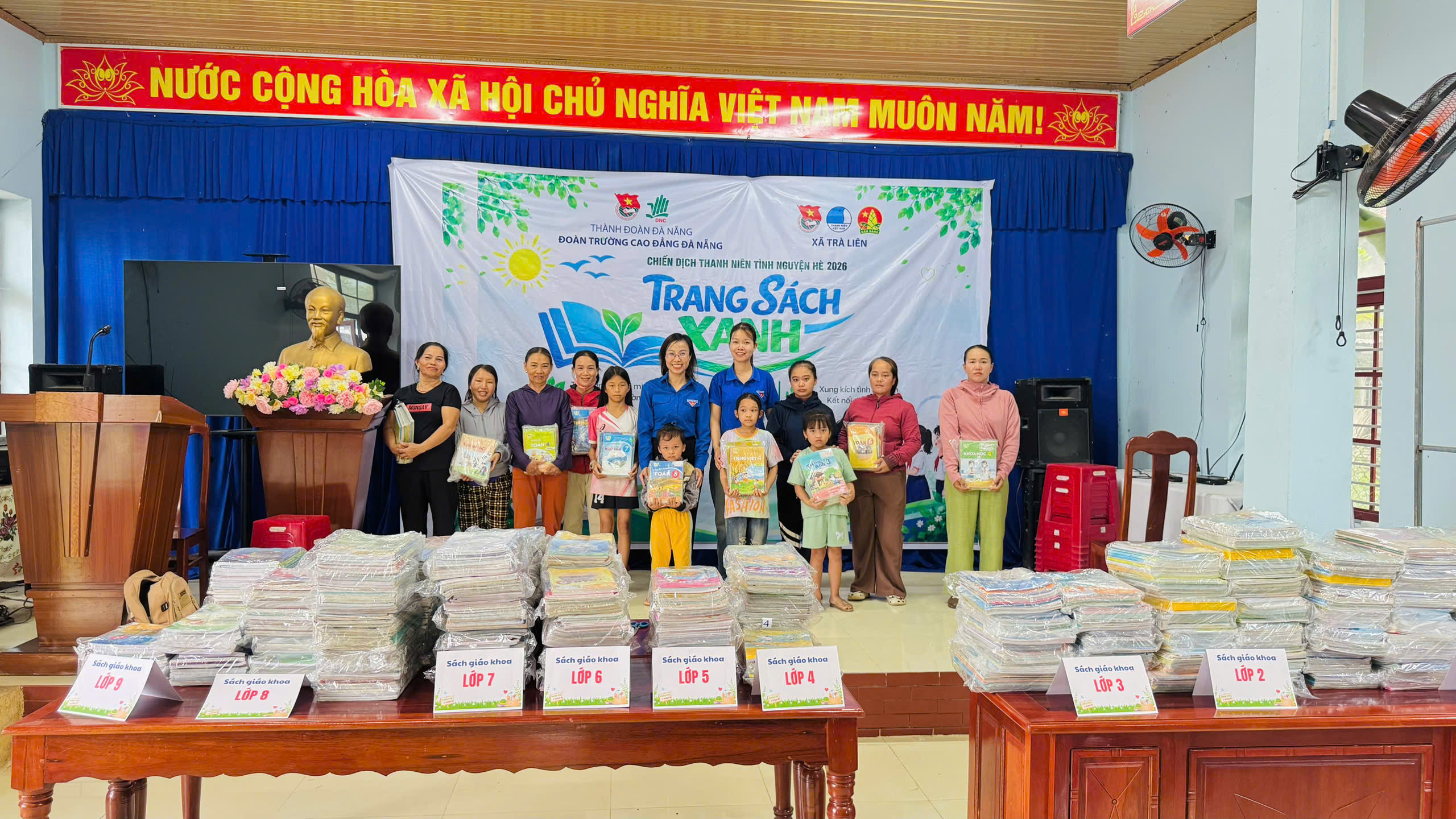Đoàn xã Trà Liên trao tặng sách cho học sinh có hoàn cảnh khó khăn
