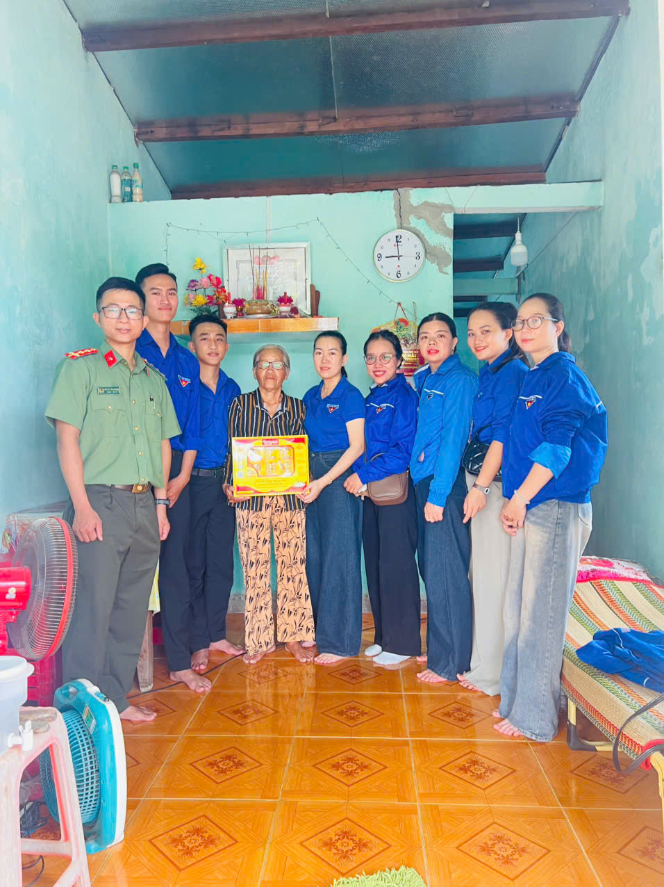Đoàn xã Tam Hải tri ân gia đình thờ cúng liệt sĩ nhân kỷ niệm 79 năm Ngày Thương binh - Liệt sĩ