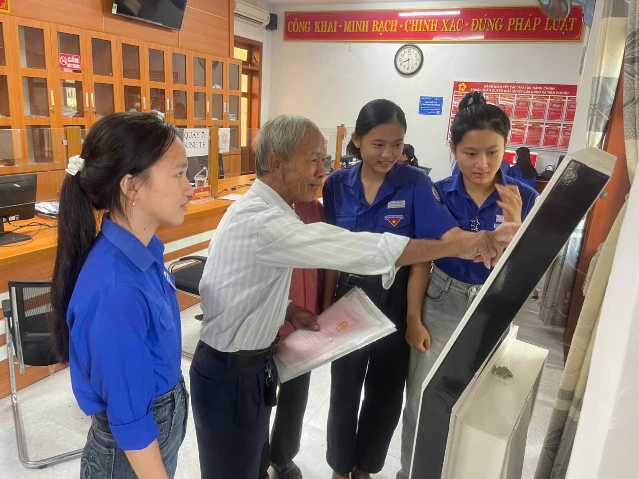 Đoàn xã Tiên Phước đồng hành cùng người dân thực hiện dịch vụ công trực tuyến
