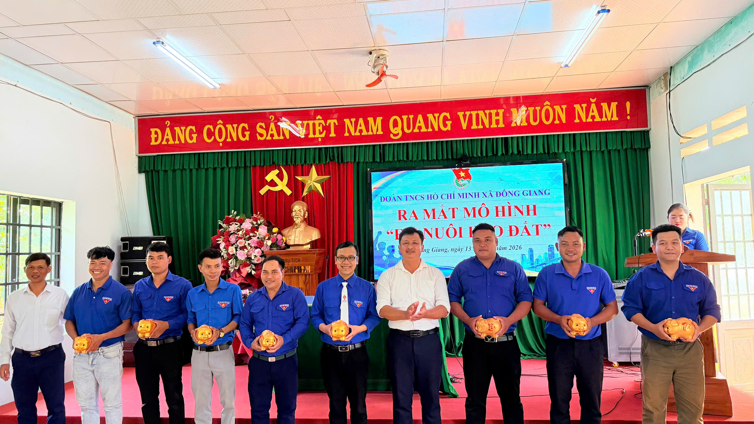 Đoàn xã Đông Giang sơ kết công tác Đoàn 6 tháng đầu năm 2026 và ra mắt mô hình “Em nuôi heo đất”