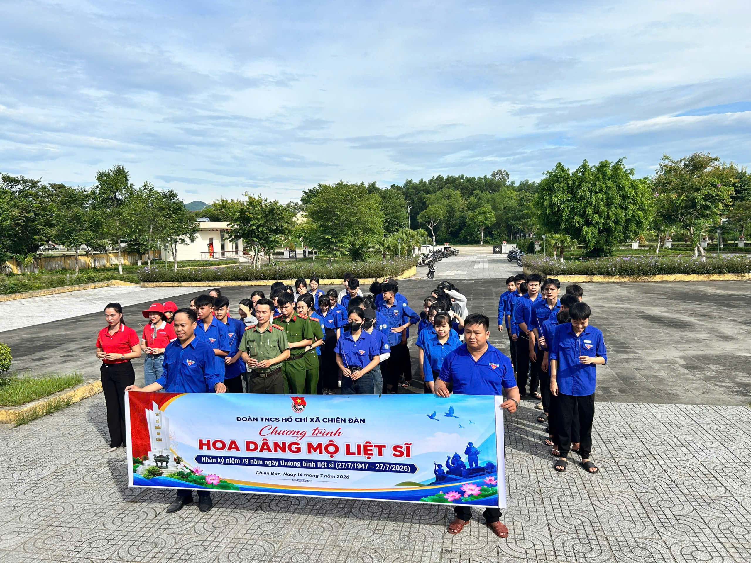 Đoàn xã Chiên Đàn tổ chức chương trình “Hoa dâng mộ liệt sĩ”