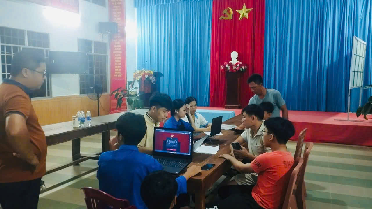 Tuổi trẻ phường Hòa Xuân đồng hành cùng người dân trong chuyển đổi số