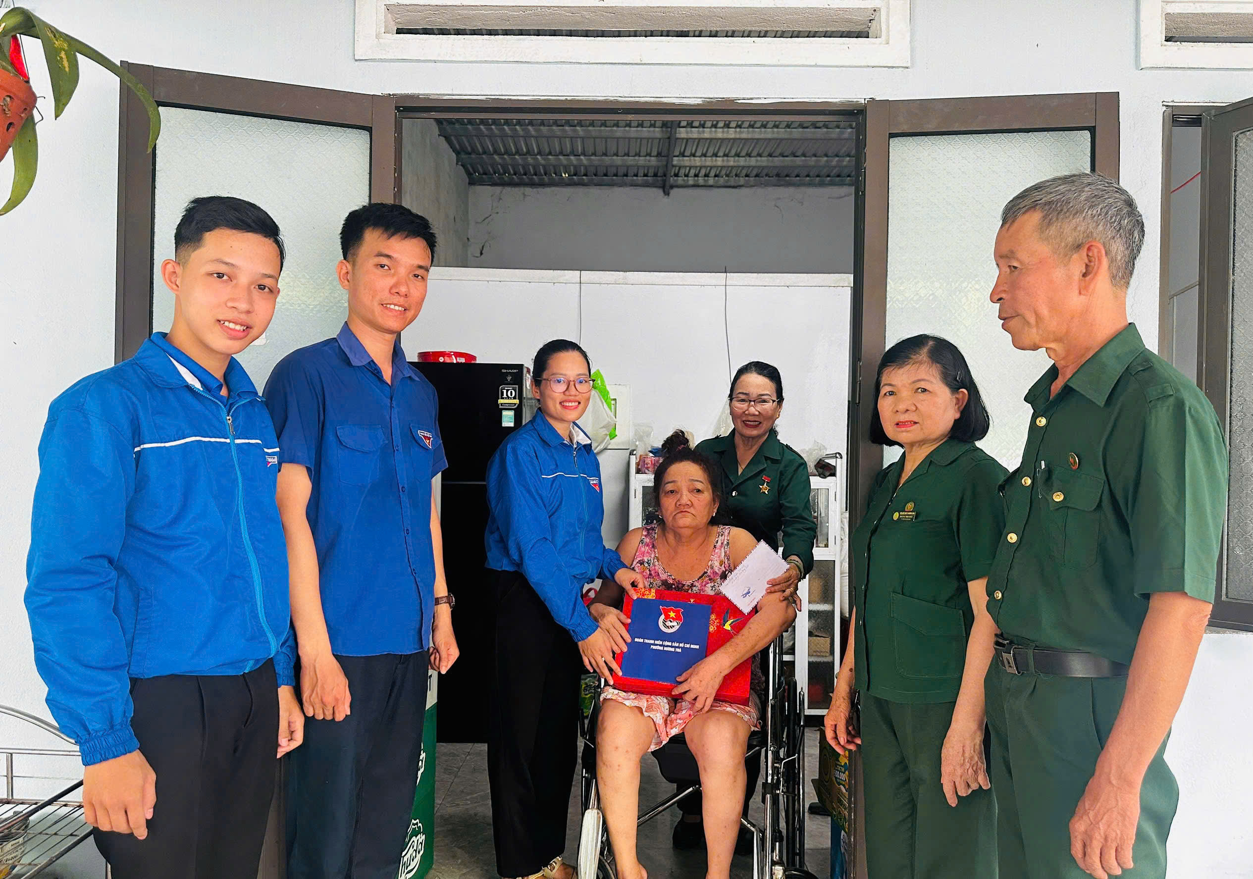 Tuổi trẻ phường Hương Trà thăm hỏi, tặng quà cựu Thanh niên xung phong