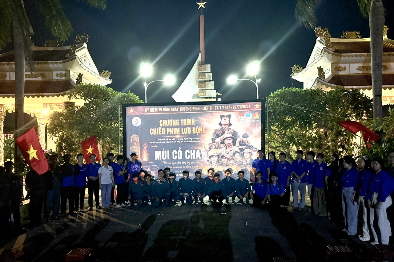 Đoàn phường Ngũ Hành Sơn tổ chức chương trình chiếu phim lưu động giáo dục truyền thống cách mạng