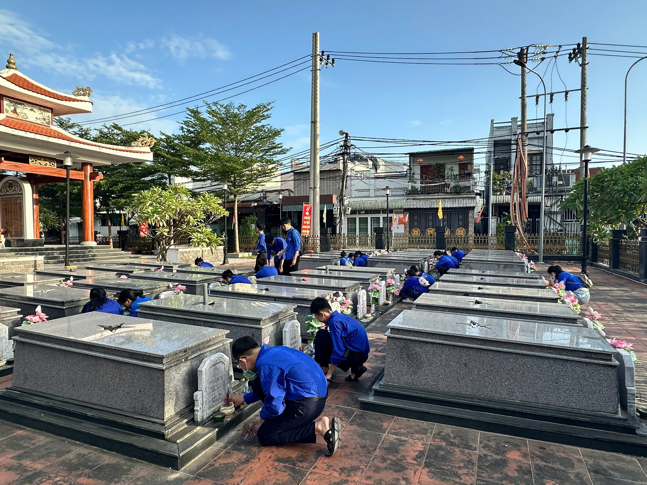 Tuổi trẻ phường An Khê ra quân vệ sinh môi trường tại Nghĩa trang Liệt sĩ Hòa Phát