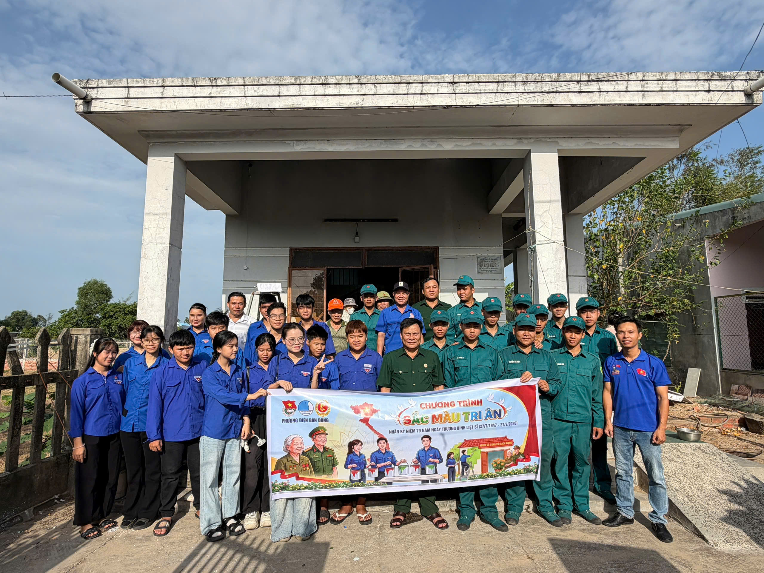 Đoàn Thanh niên phường Điện Bàn Đông ra quân sơn sửa nhà cho thương binh, bệnh binh và người có công với cách mạng