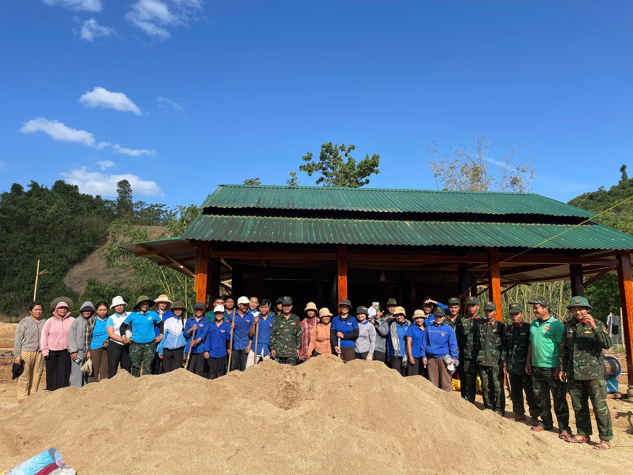 Đoàn Thanh niên xã Đắc Pring ra quân hỗ trợ xóa nhà tạm, nhà dột nát cho gia đình người có công với cách mạng