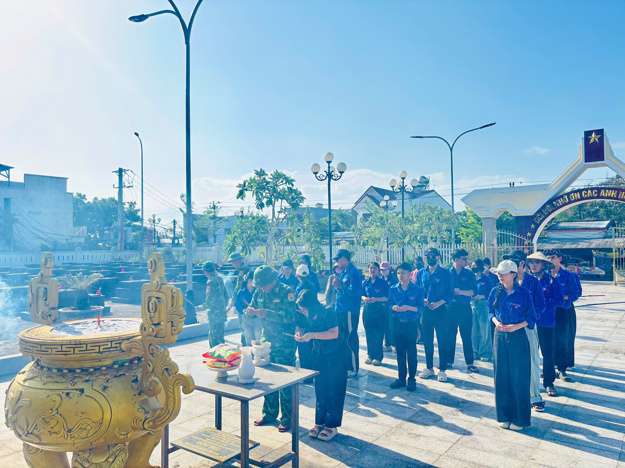 Đoàn Thanh niên xã Thăng An ra quân dọn vệ sinh, chỉnh trang các nghĩa trang liệt sĩ