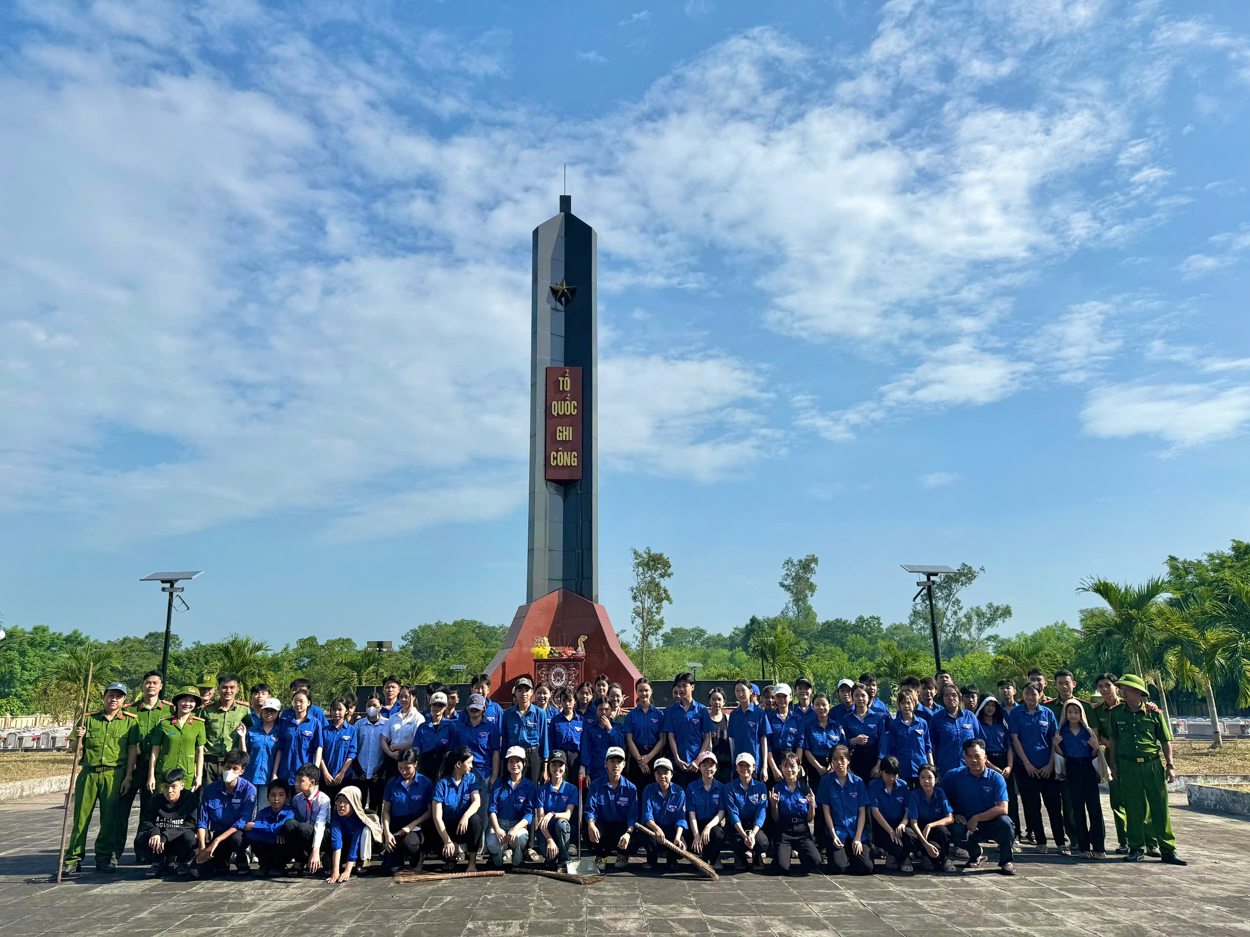 Đoàn Thanh niên xã Phú Ninh ra quân dọn vệ sinh, chỉnh trang Nghĩa trang Liệt sĩ