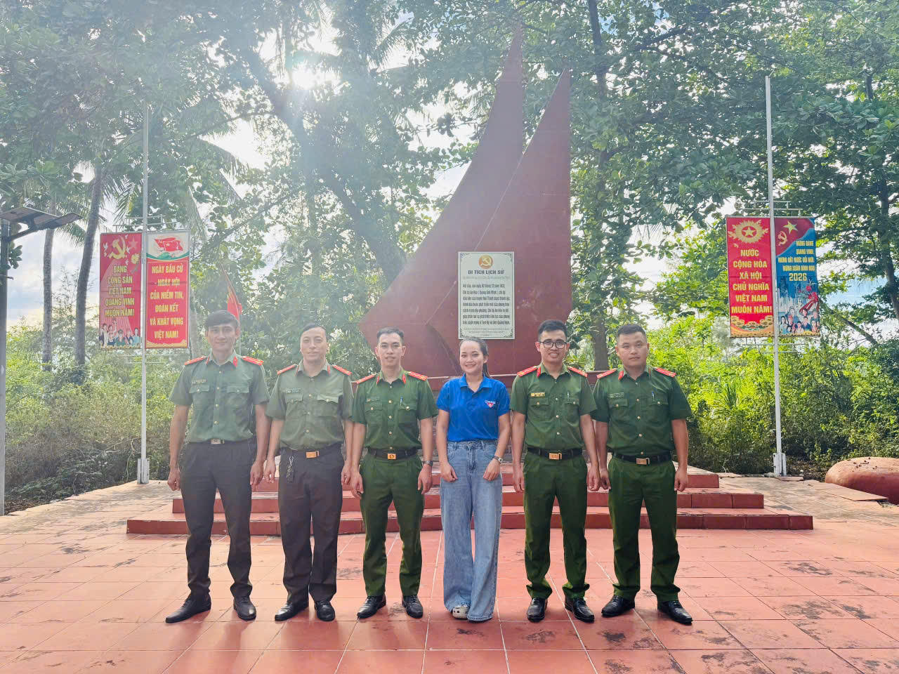 Chi đoàn Công an và Chi đoàn Trường THCS Trần Quý Cáp tổ chức “Ngày Chủ nhật xanh” tại Khu di tích Chi bộ Quang Ánh Minh