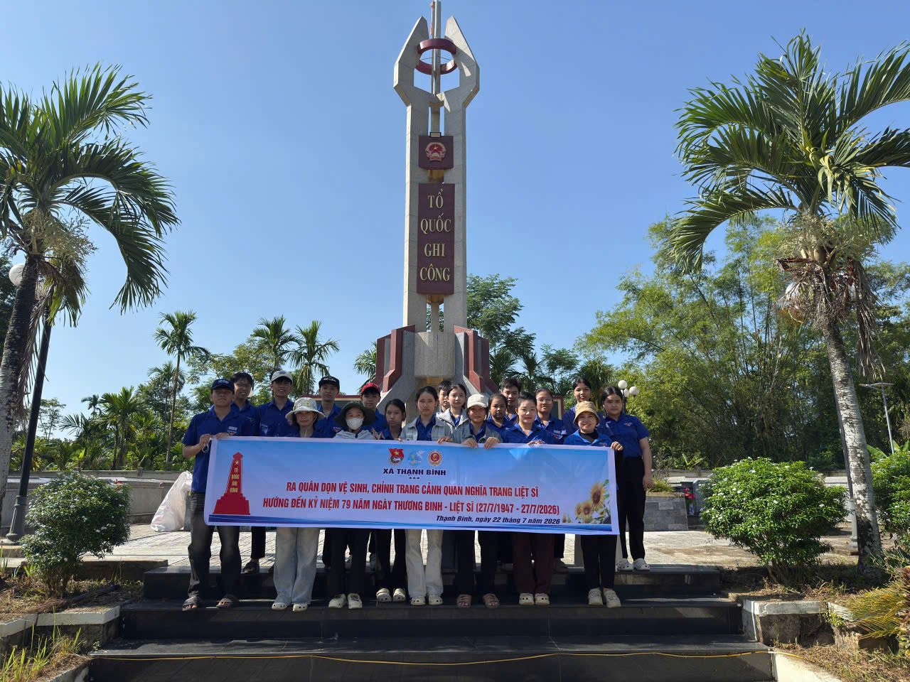 Đoàn Thanh niên xã Thạnh Bình ra quân “Ngày Chủ nhật xanh” gắn với các hoạt động tri ân nhân kỷ niệm 79 năm Ngày Thương binh - Liệt sĩ