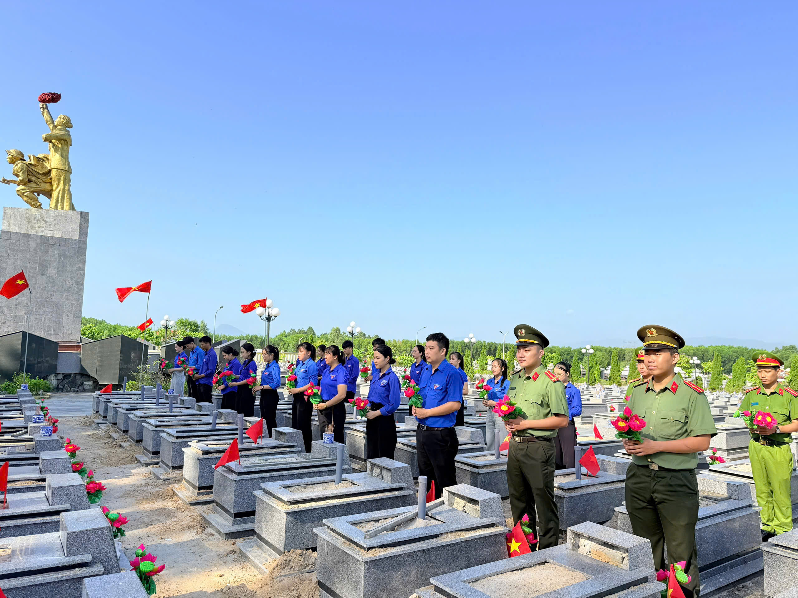Đoàn Thanh niên phường Điện Bàn Bắc hưởng ứng chương trình “Hoa dâng mộ liệt sĩ” năm 2026