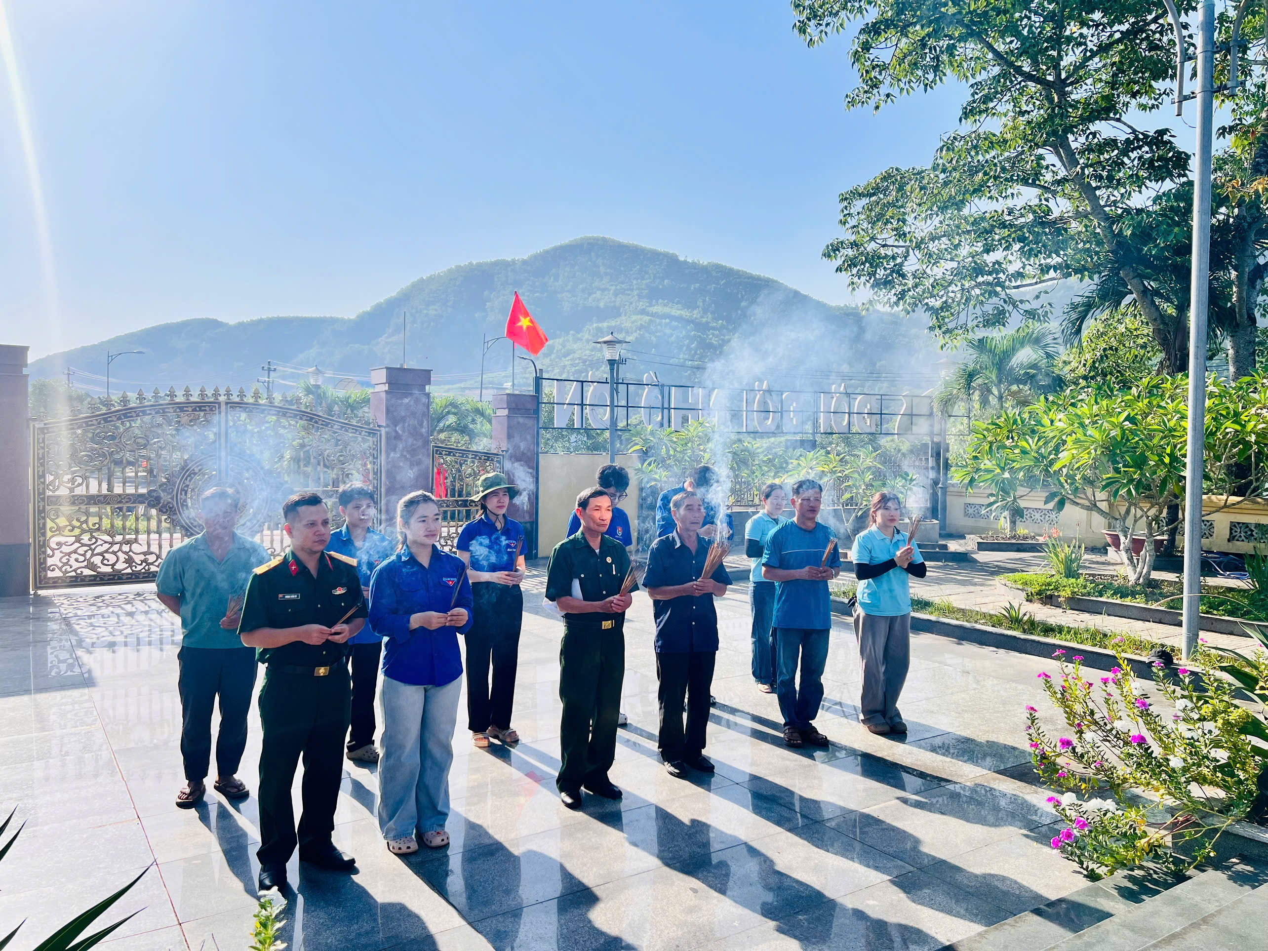 Đoàn Thanh niên xã Bà Nà ra quân “Ngày Chủ nhật xanh” năm 2026 gắn với các hoạt động tri ân Ngày Thương binh - Liệt sĩ