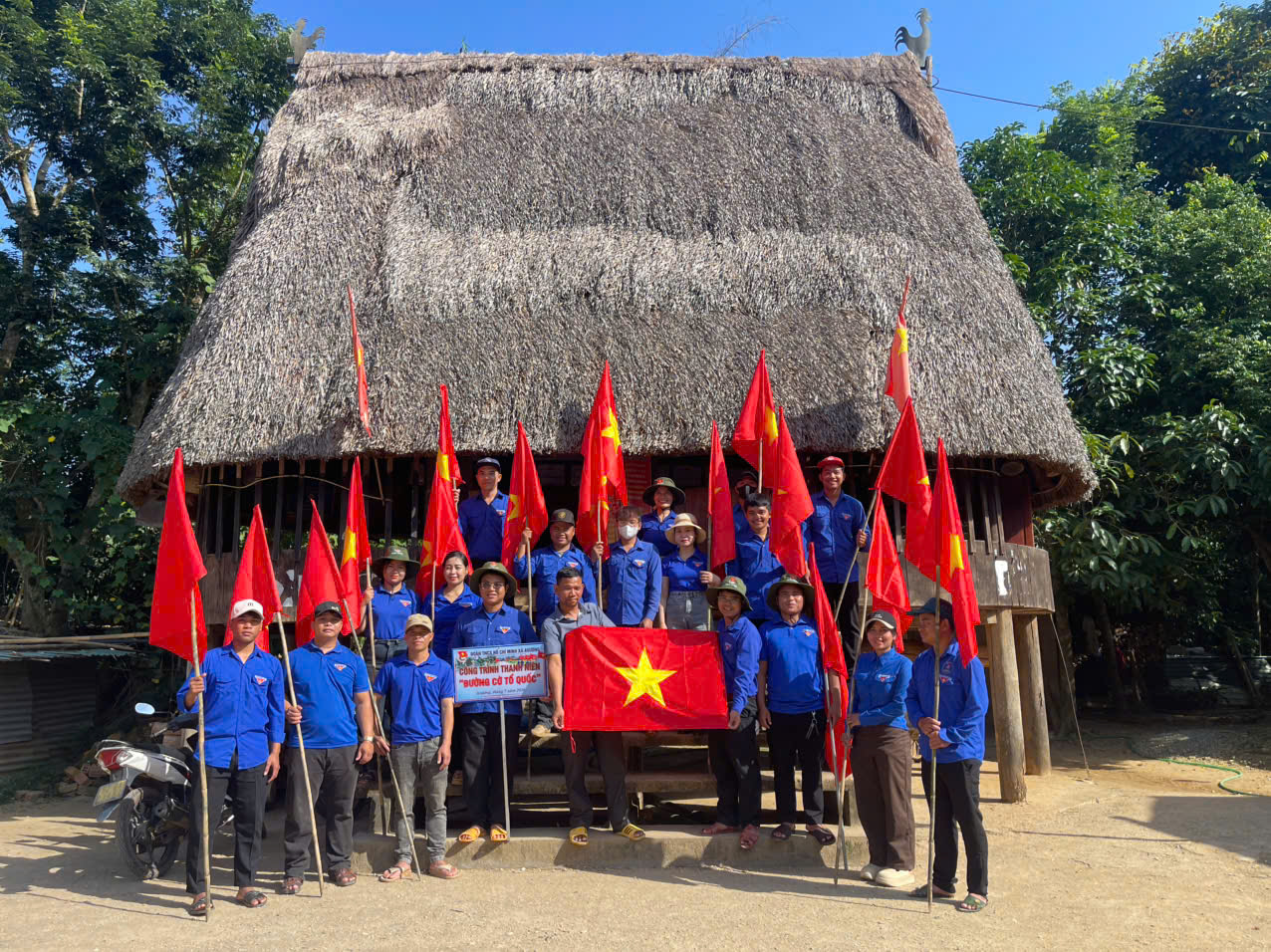 Đoàn Thanh niên xã Avương bàn giao công trình thanh niên “Đường cờ Tổ quốc”
