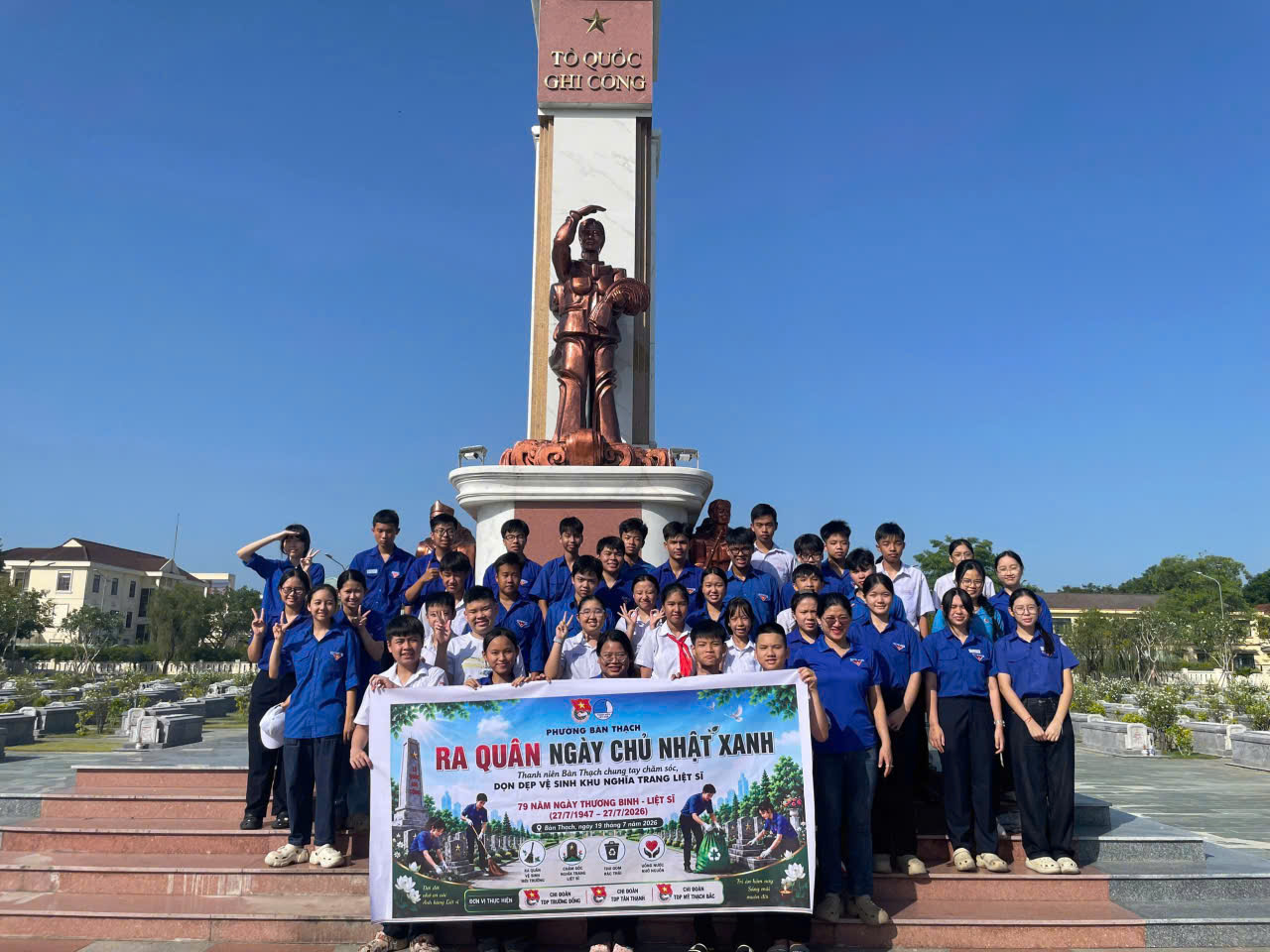 Đoàn Thanh niên phường Bàn Thạch ra quân “Ngày Chủ nhật xanh” tri ân các Anh hùng liệt sĩ