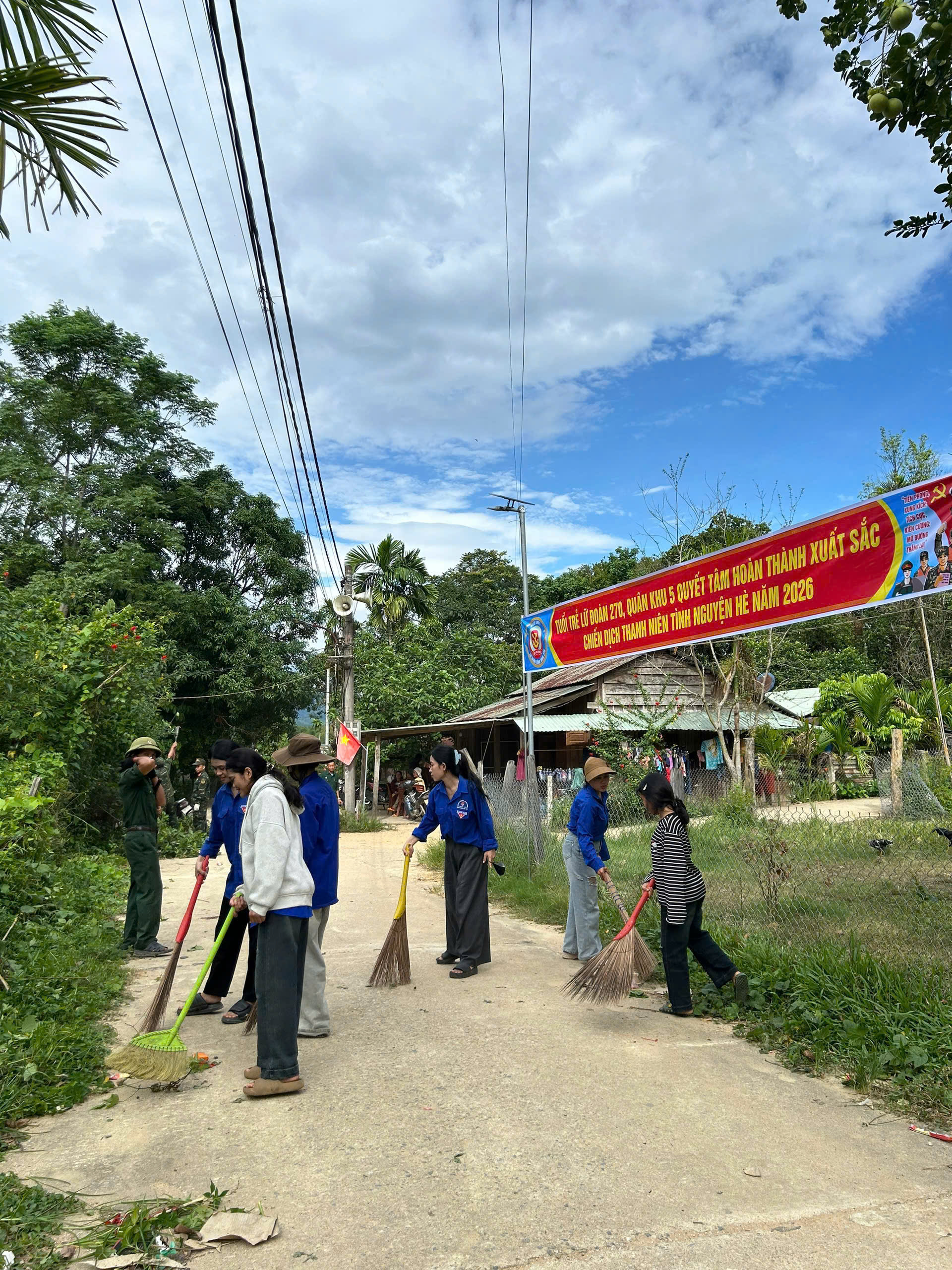 Đoàn Thanh niên xã Phước Hiệp phối hợp cùng Lữ đoàn Công binh 270 ra quân “Ngày Chủ nhật xanh”