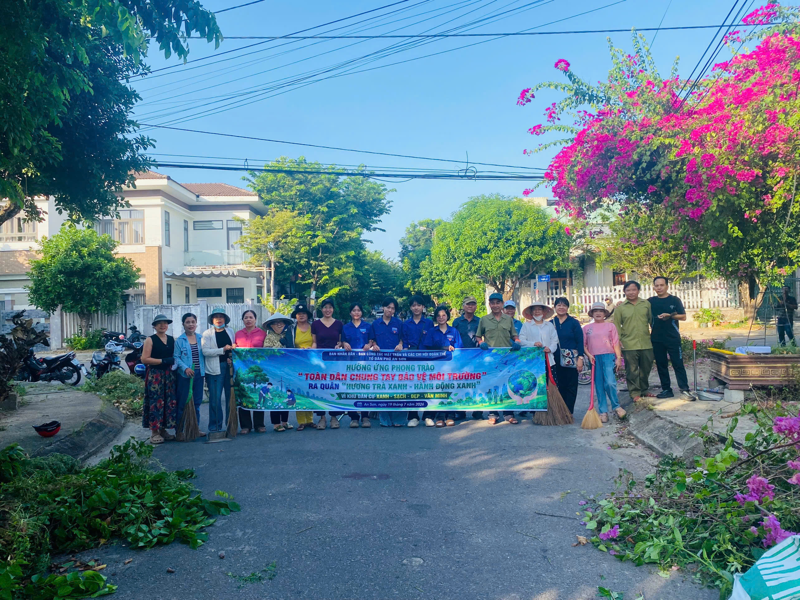 Đoàn Thanh niên phường Hương Trà ra quân “Ngày Chủ nhật xanh – sạch – đẹp”