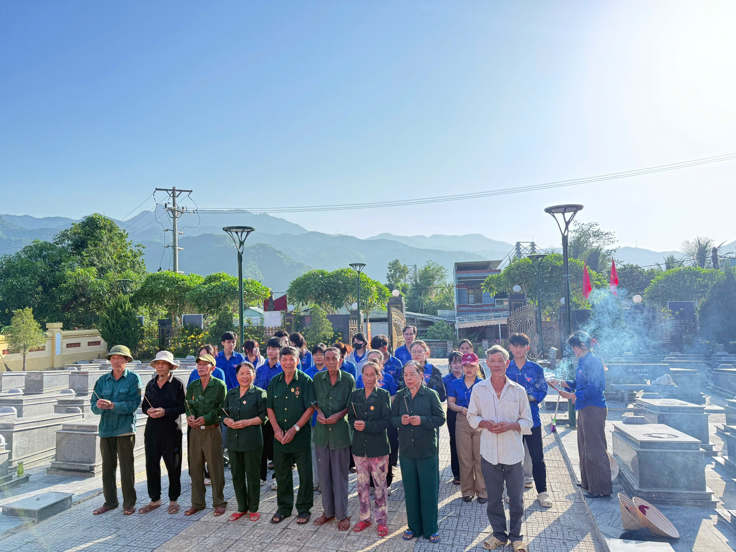 Đoàn Thanh niên phường Hải Vân ra quân dọn vệ sinh, làm đẹp các nghĩa trang liệt sĩ và khu chiến tích trên địa bàn