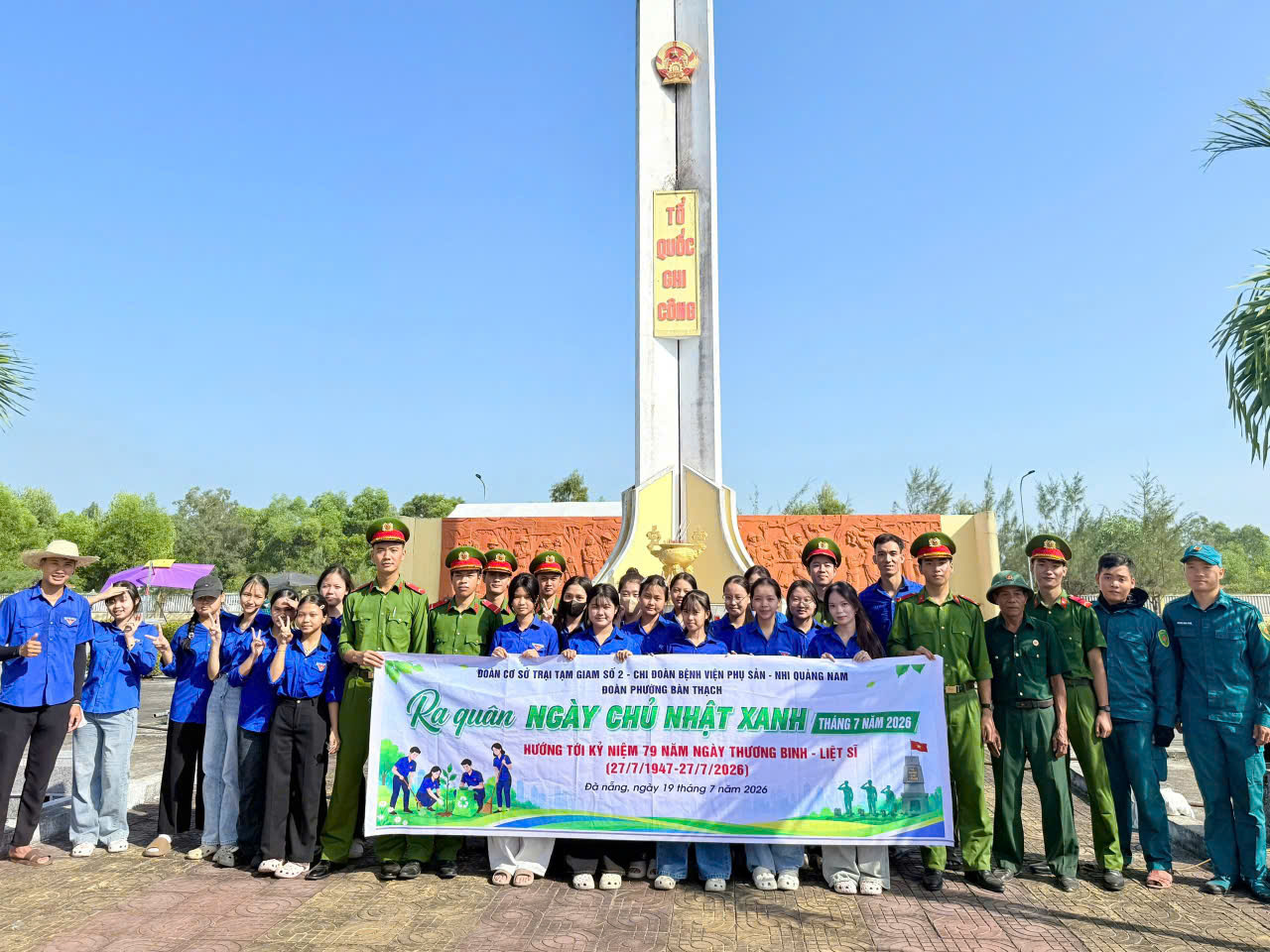 Đoàn Thanh niên phường Bàn Thạch phối hợp ra quân “Hành quân xanh - Kỳ nghỉ hồng” chăm sóc Nghĩa trang Liệt sĩ Tam Thăng