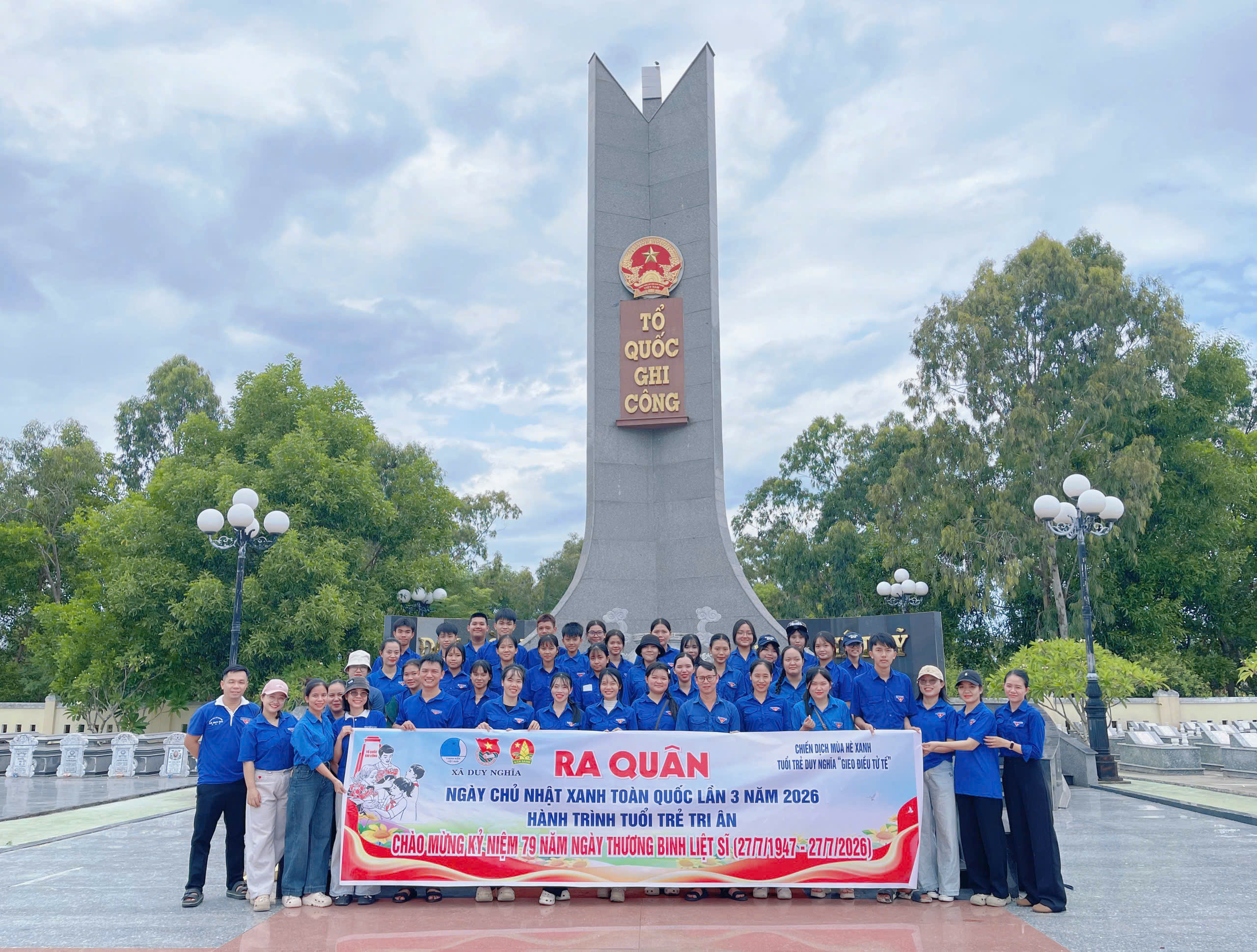 Đoàn Thanh niên xã Duy Nghĩa ra quân “Ngày Chủ nhật xanh” dọn vệ sinh, làm đẹp các nghĩa trang liệt sĩ