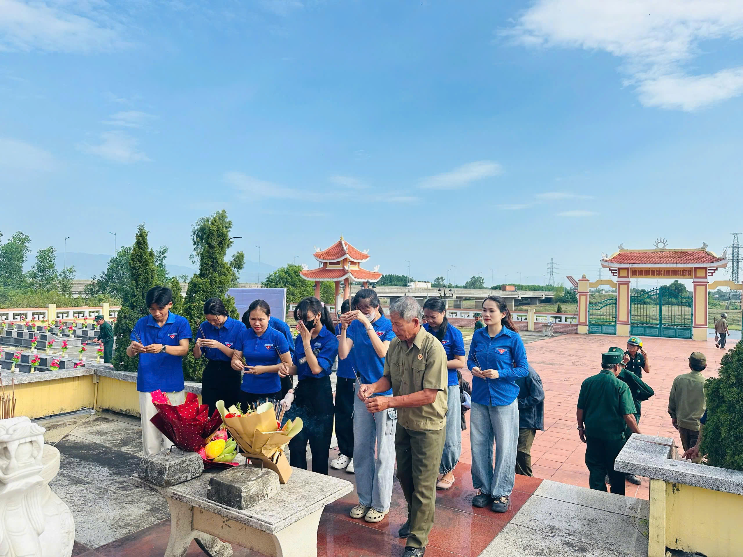 Tuổi trẻ Duy Xuyên chung tay thực hiện chương trình “Ánh sáng tri ân” chăm sóc Nghĩa trang Liệt sĩ