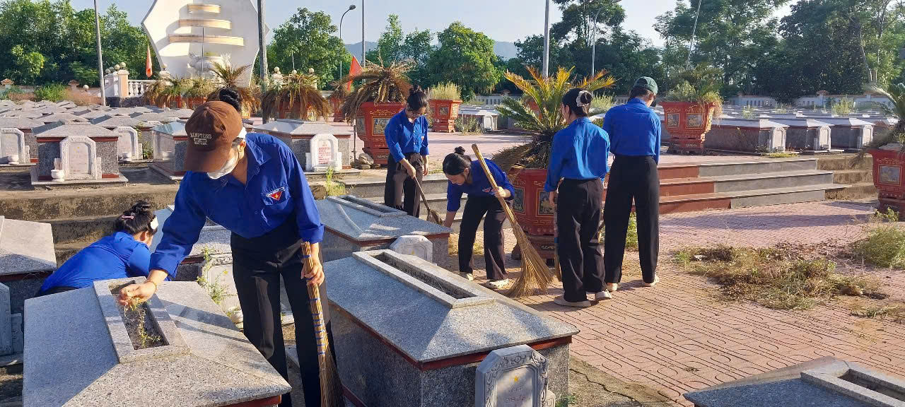 Tuổi trẻ Quế Phước ra quân dọn vệ sinh, chỉnh trang nghĩa trang liệt sĩ nhân kỷ niệm 79 năm Ngày Thương binh - Liệt sĩ