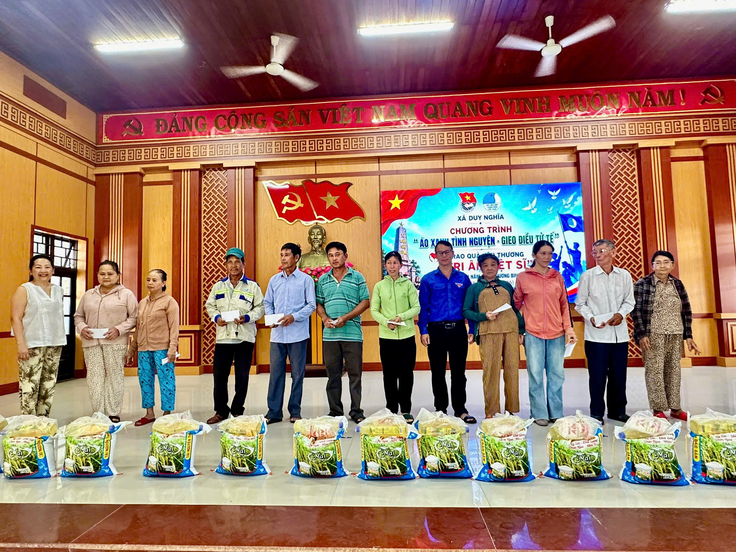 Duy Nghĩa lan tỏa chương trình “Áo xanh tri ân - Gieo điều tử tế”, trao yêu thương đến gia đình chính sách