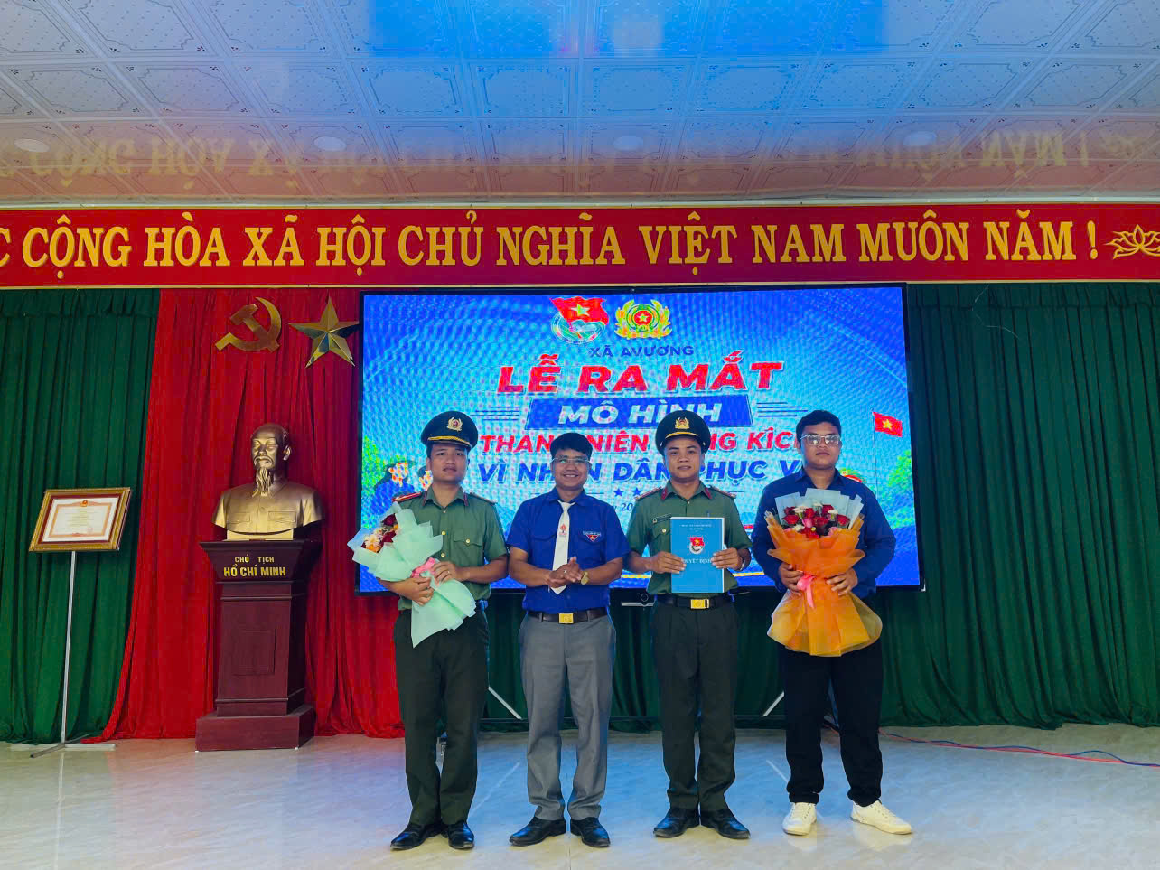 Đoàn xã Avương ra mắt mô hình “Đội Thanh niên xung kích vì Nhân dân phục vụ”