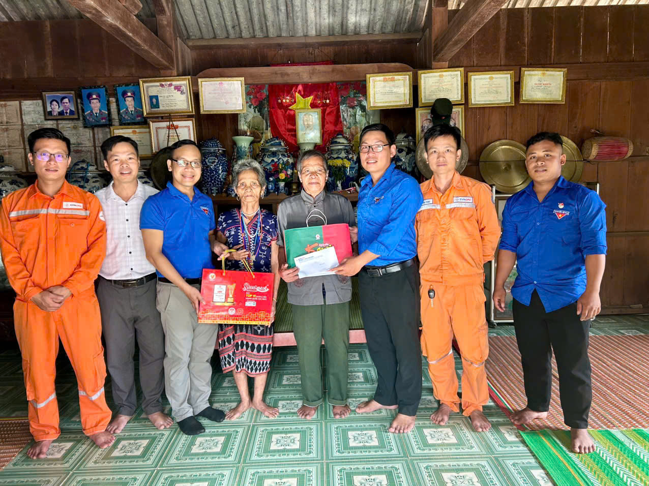 Đoàn xã Đông Giang tổ chức thăm, tặng quà gia đình chính sách nhân kỷ niệm 79 năm Ngày Thương binh - Liệt sĩ