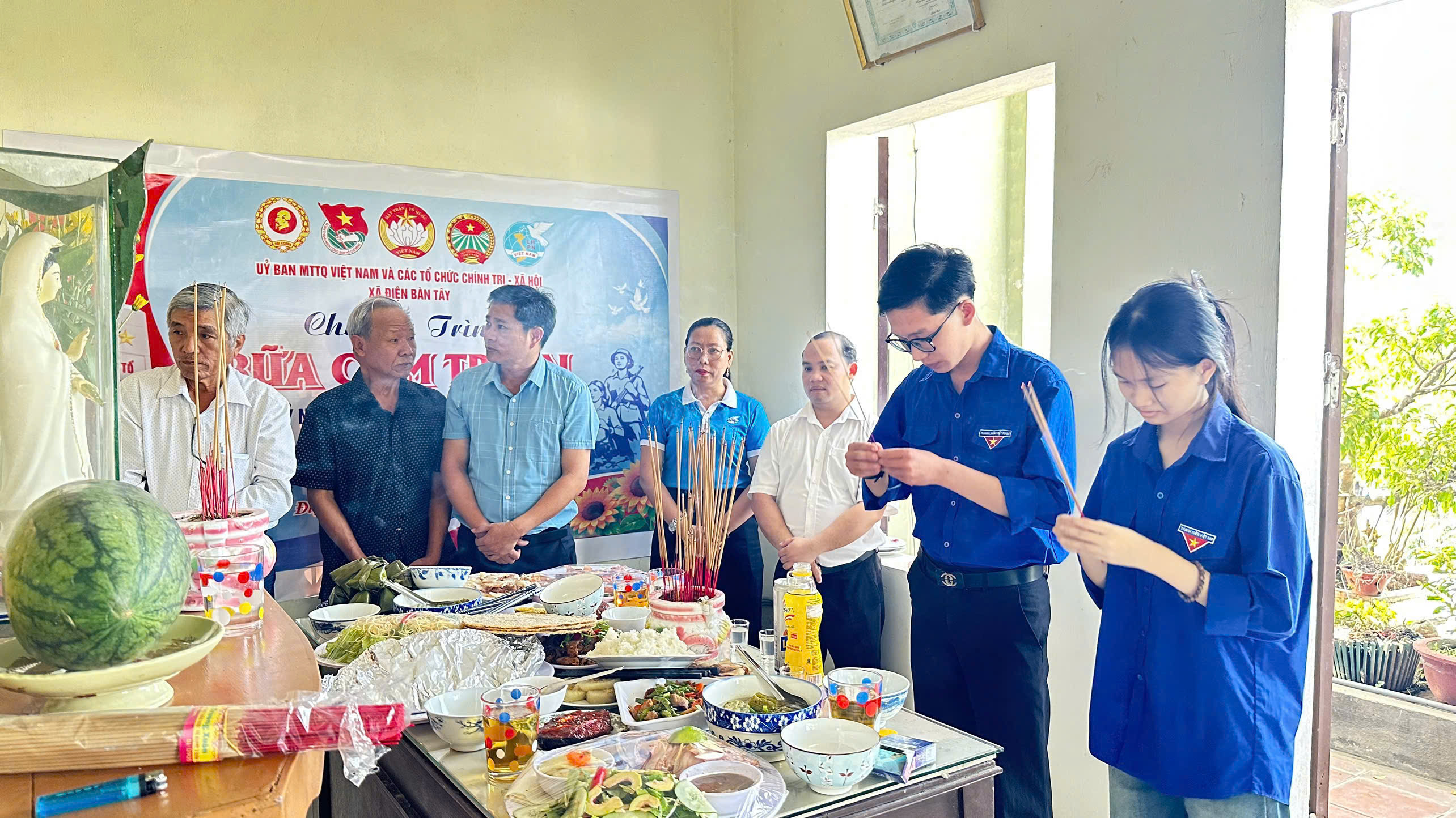 Đoàn xã Điện Bàn Tây tổ chức chương trình “Bữa cơm tri ân” nhân kỷ niệm 79 năm Ngày Thương binh - Liệt sĩ