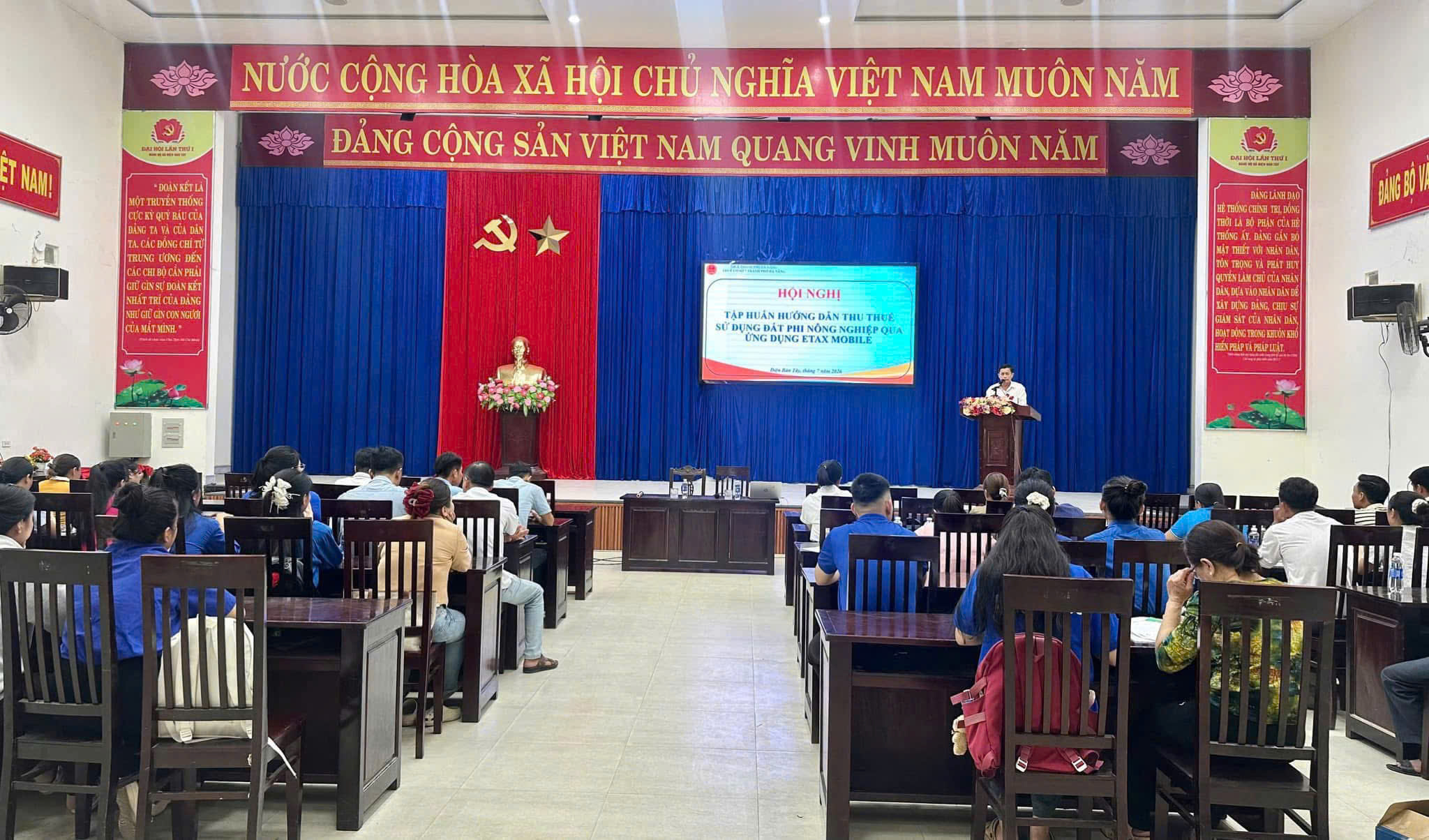 Đoàn xã Điện Bàn Tây phối hợp tập huấn hướng dẫn Đội Thanh niên xung kích trong Tổ công nghệ cộng đồng về thu thuế sử dụng đất phi nông nghiệp trên ứng dụng eTax Mobile