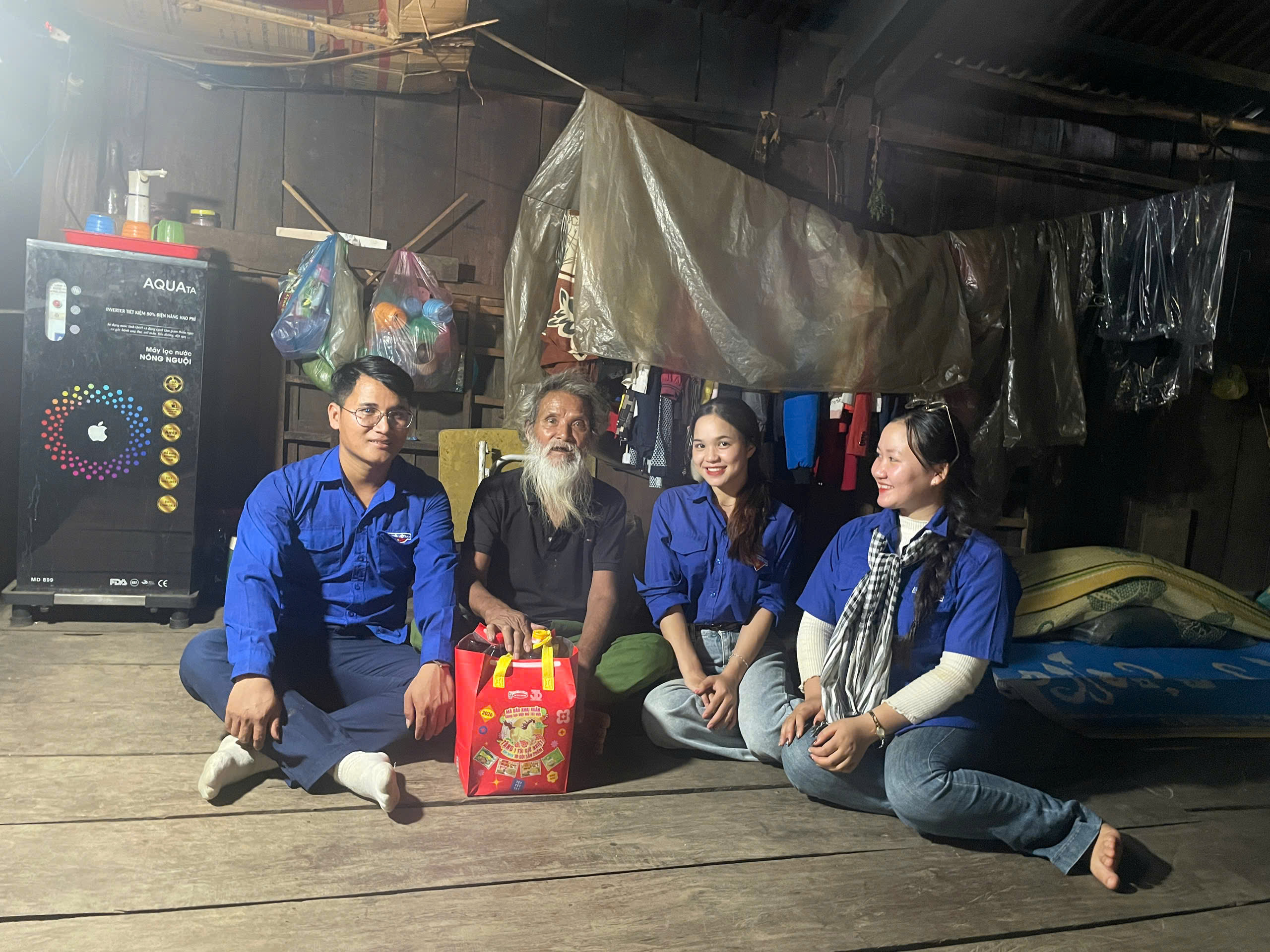 Đoàn Thanh niên xã Trà Đốc thăm, tặng quà người có công nhân kỷ niệm Ngày Thương binh - Liệt sĩ