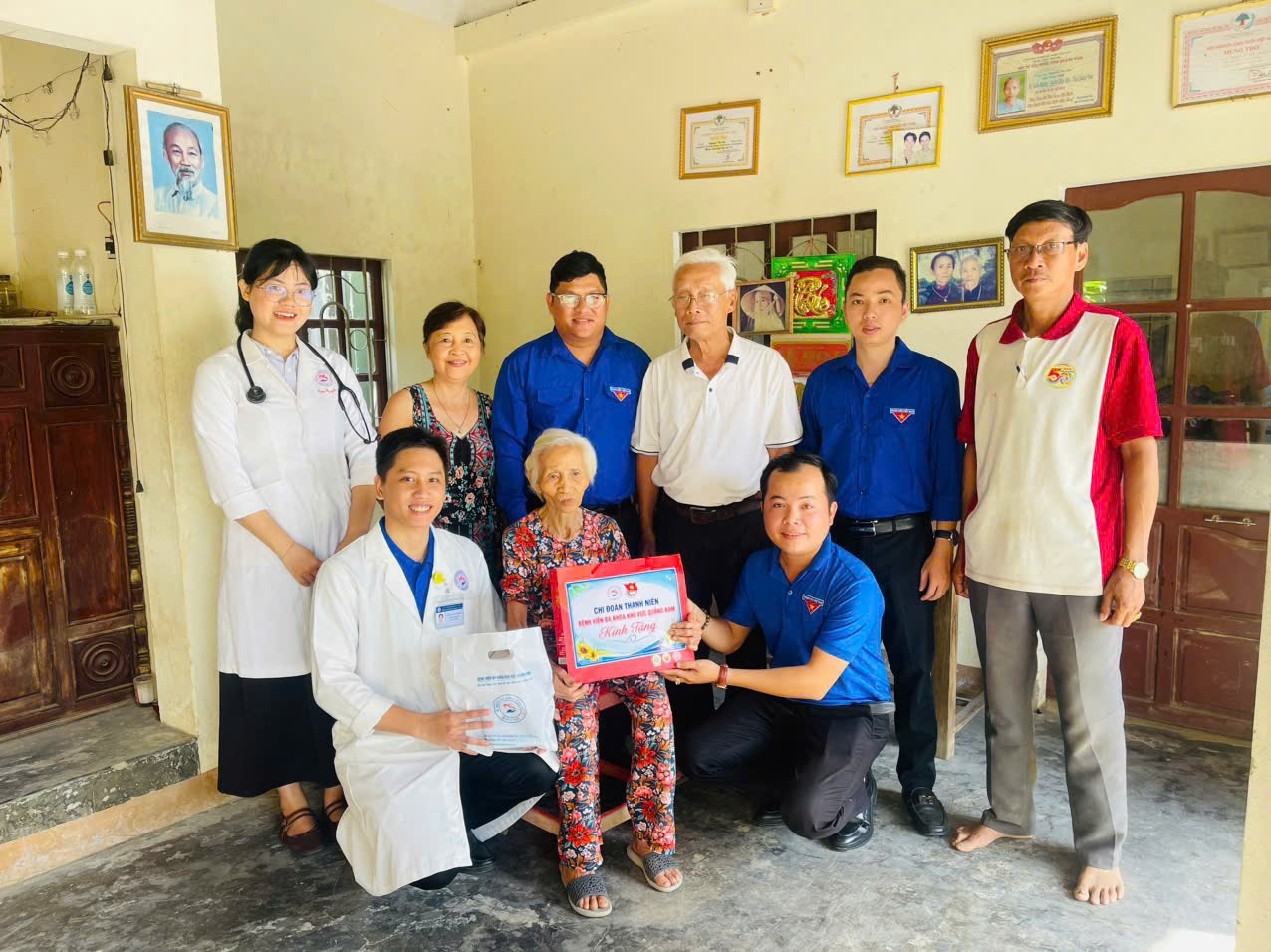Đoàn phường Điện Bàn tổ chức chương trình “Thăm khám, tặng quà” và “Bữa cơm tri ân” nhân kỷ niệm 79 năm Ngày Thương binh - Liệt sĩ