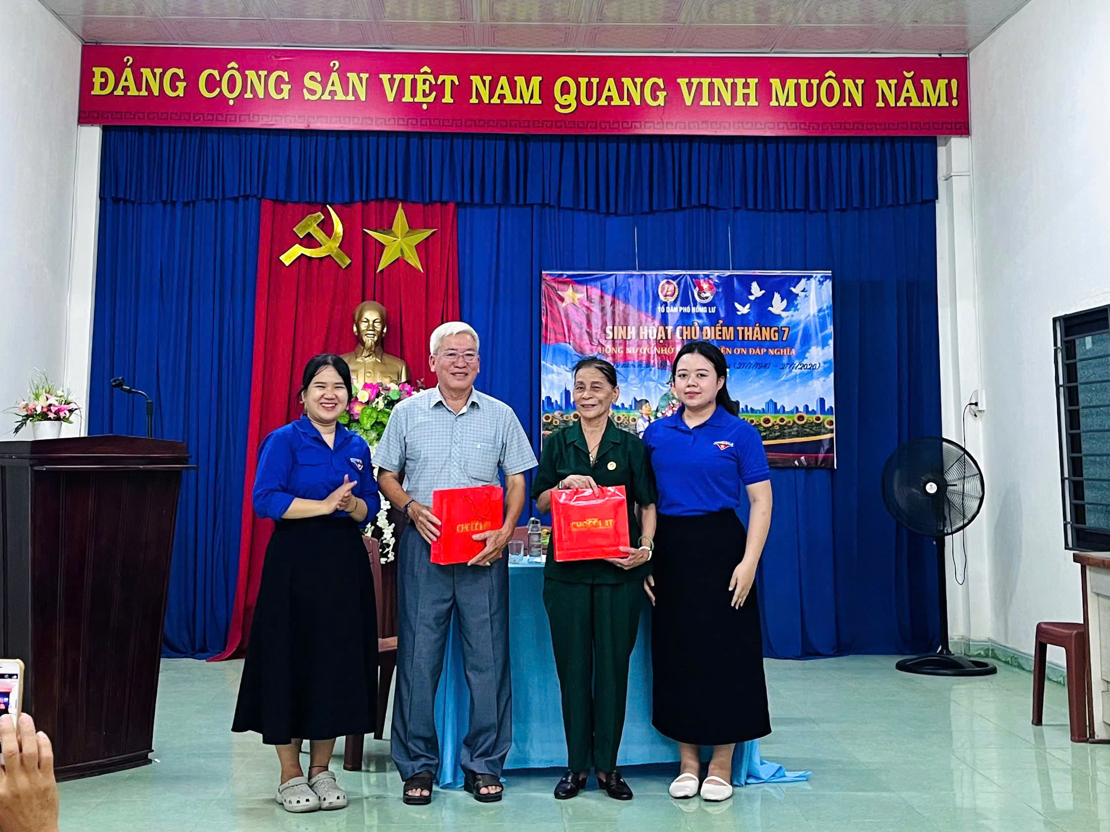 Chi đoàn TDP Hồng Lư, phường Hương Trà tổ chức gặp gỡ nhân chứng lịch sử, tiếp lửa truyền thống cho thế hệ trẻ