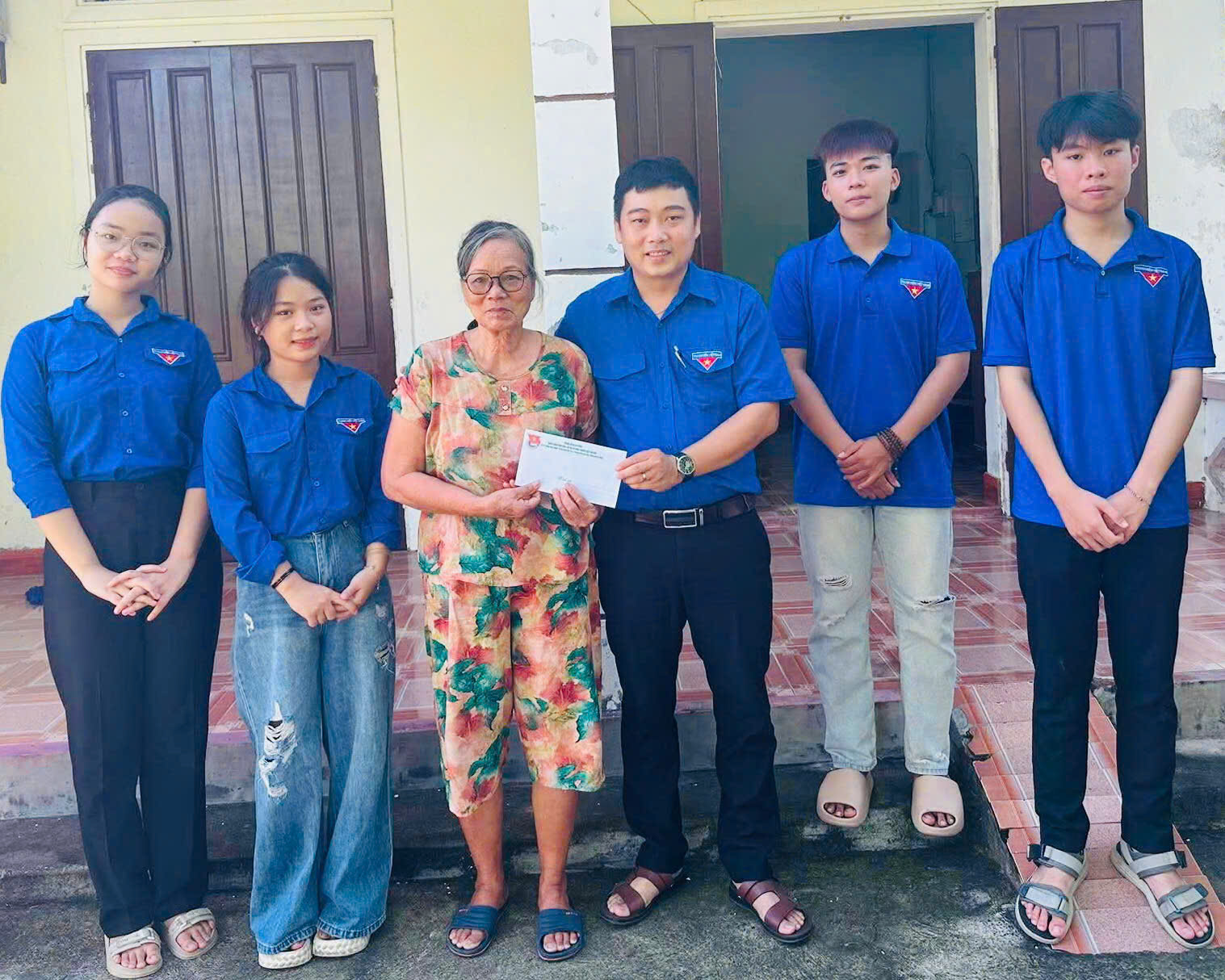Đoàn phường Điện Bàn Bắc thăm hỏi, tặng quà gia đình chính sách nhân kỷ niệm 79 năm Ngày Thương binh - Liệt sĩ