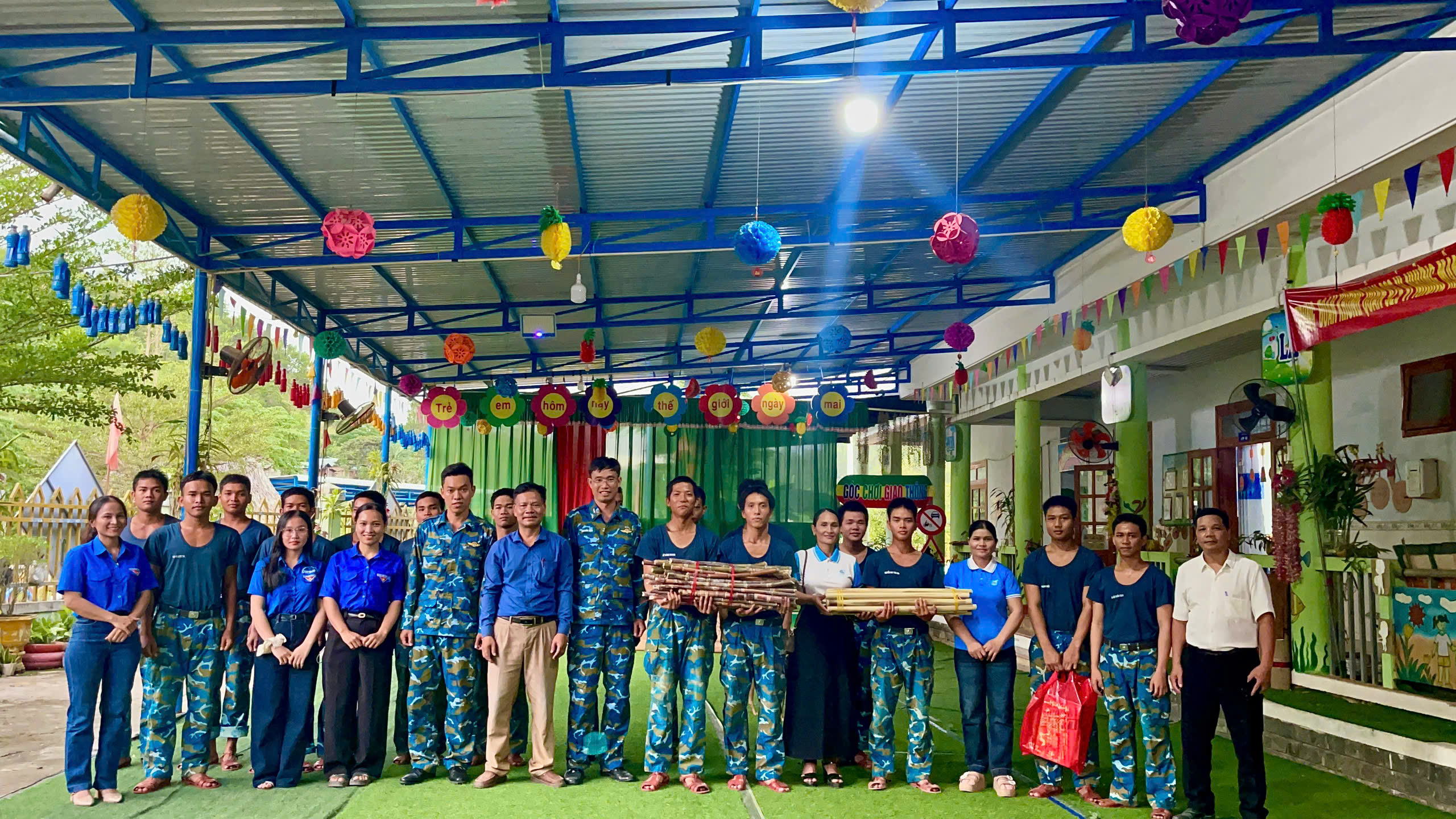 Tuổi trẻ Đắc Pring thăm hỏi, động viên các lực lượng tham gia xây dựng Trường Phổ thông nội trú Tiểu học và Trung học cơ sở Đắc Pring