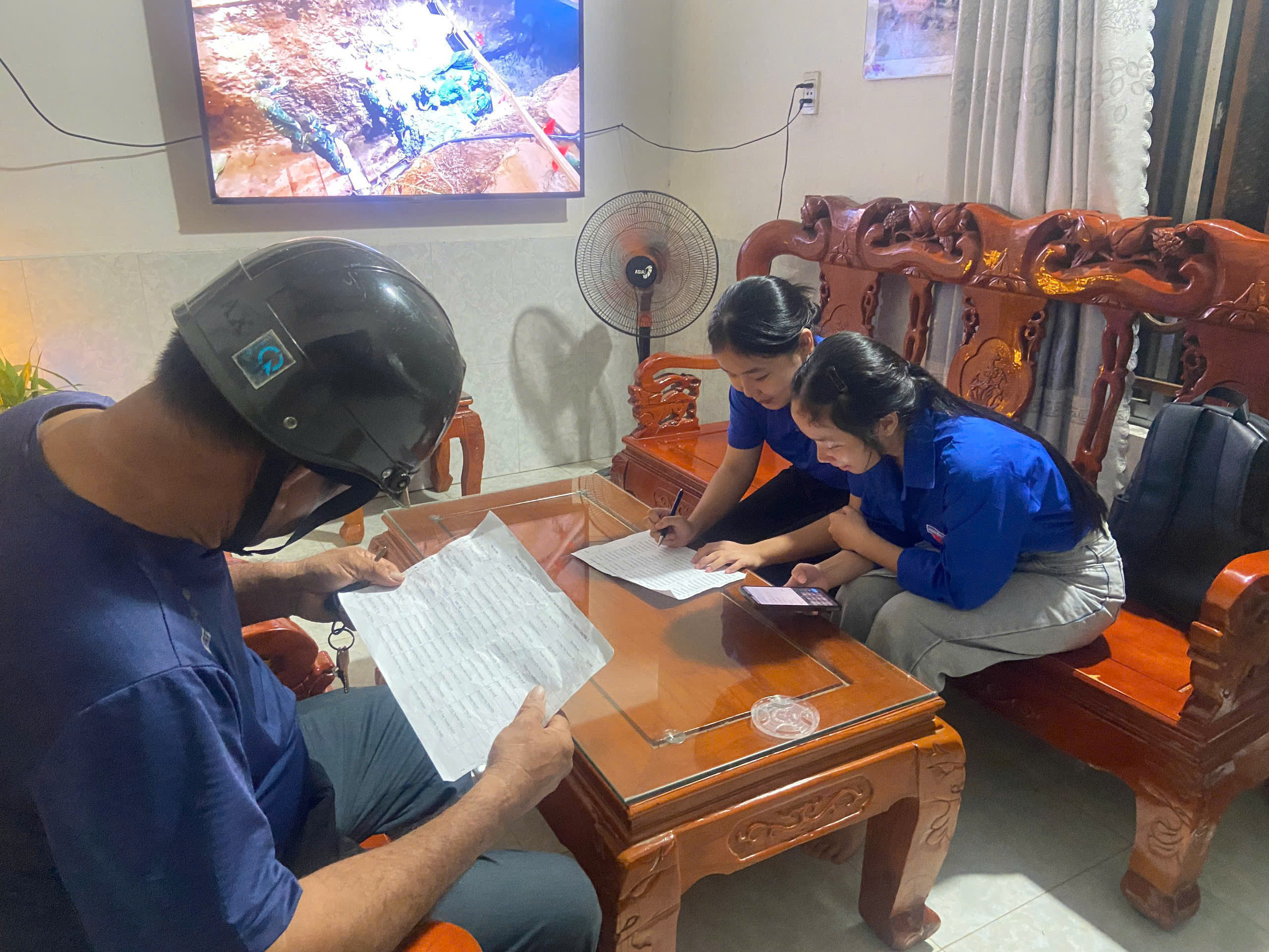 Đoàn Thanh niên xã Gò Nổi hỗ trợ người dân cài đặt, kích hoạt tài khoản định danh điện tử VNeID