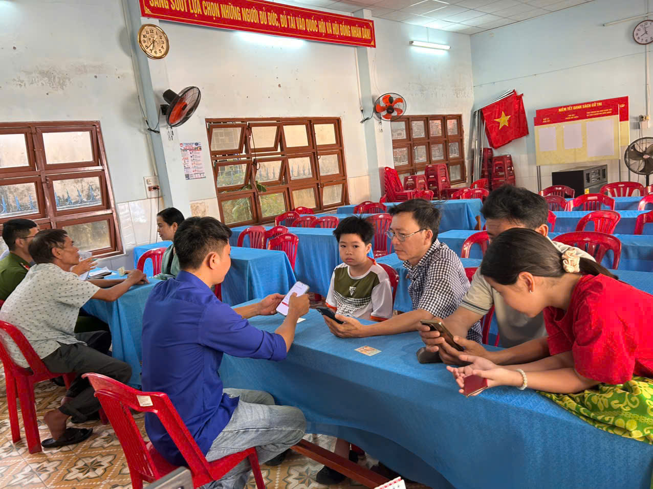 Tuổi trẻ Hương Trà hỗ trợ người dân cài đặt, kích hoạt tài khoản định danh điện tử VNeID