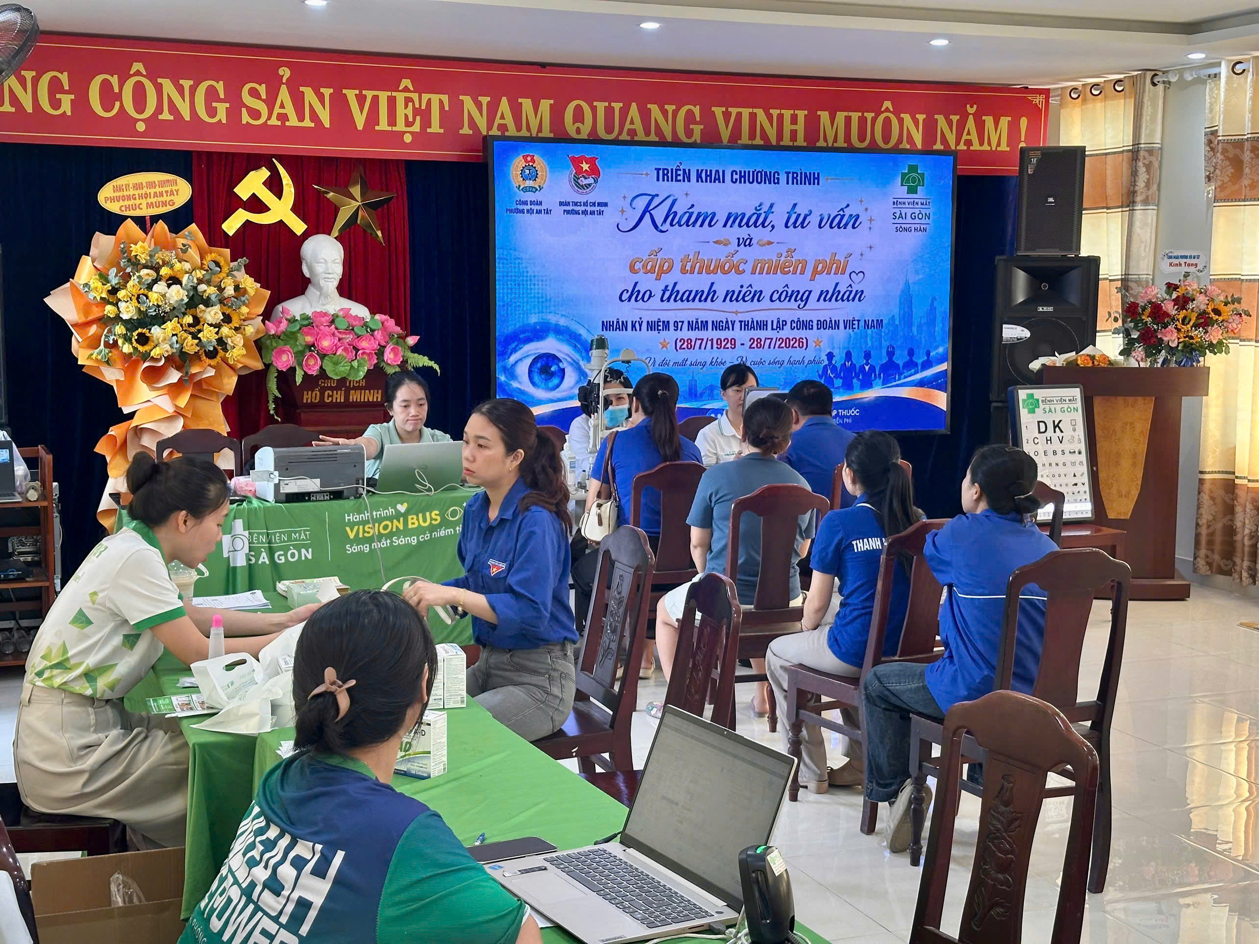 Đoàn Thanh niên phường Hội An Tây phối hợp tổ chức khám mắt, tư vấn và cấp thuốc miễn phí cho thanh niên công nhân