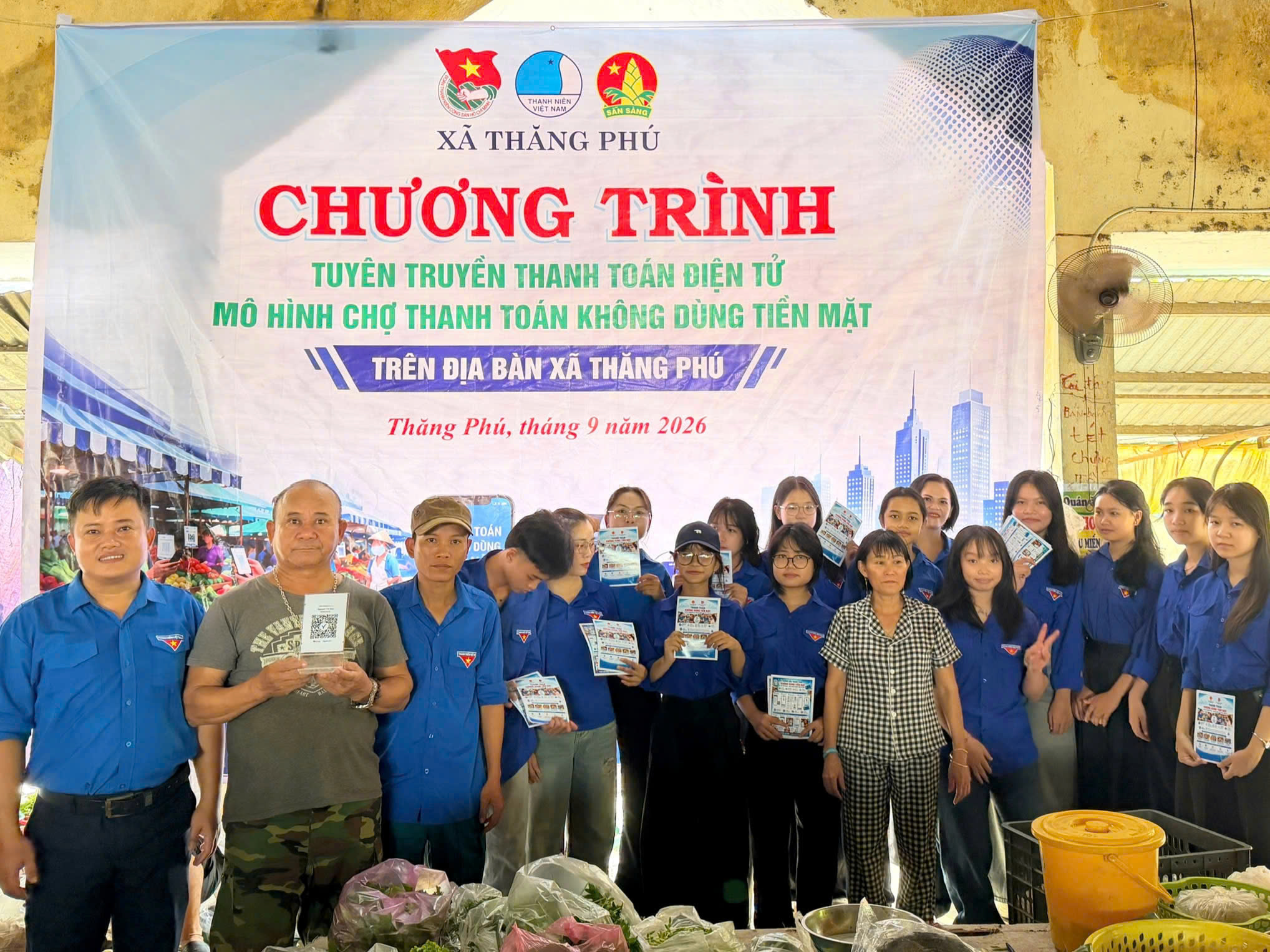 Đoàn xã Thăng Phú ra quân hỗ trợ thanh toán không dùng tiền mặt
