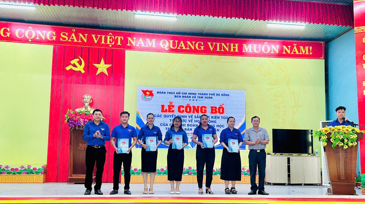 Đoàn xã Tam Xuân công bố quyết định kiện toàn, sắp xếp các Chi đoàn trường học