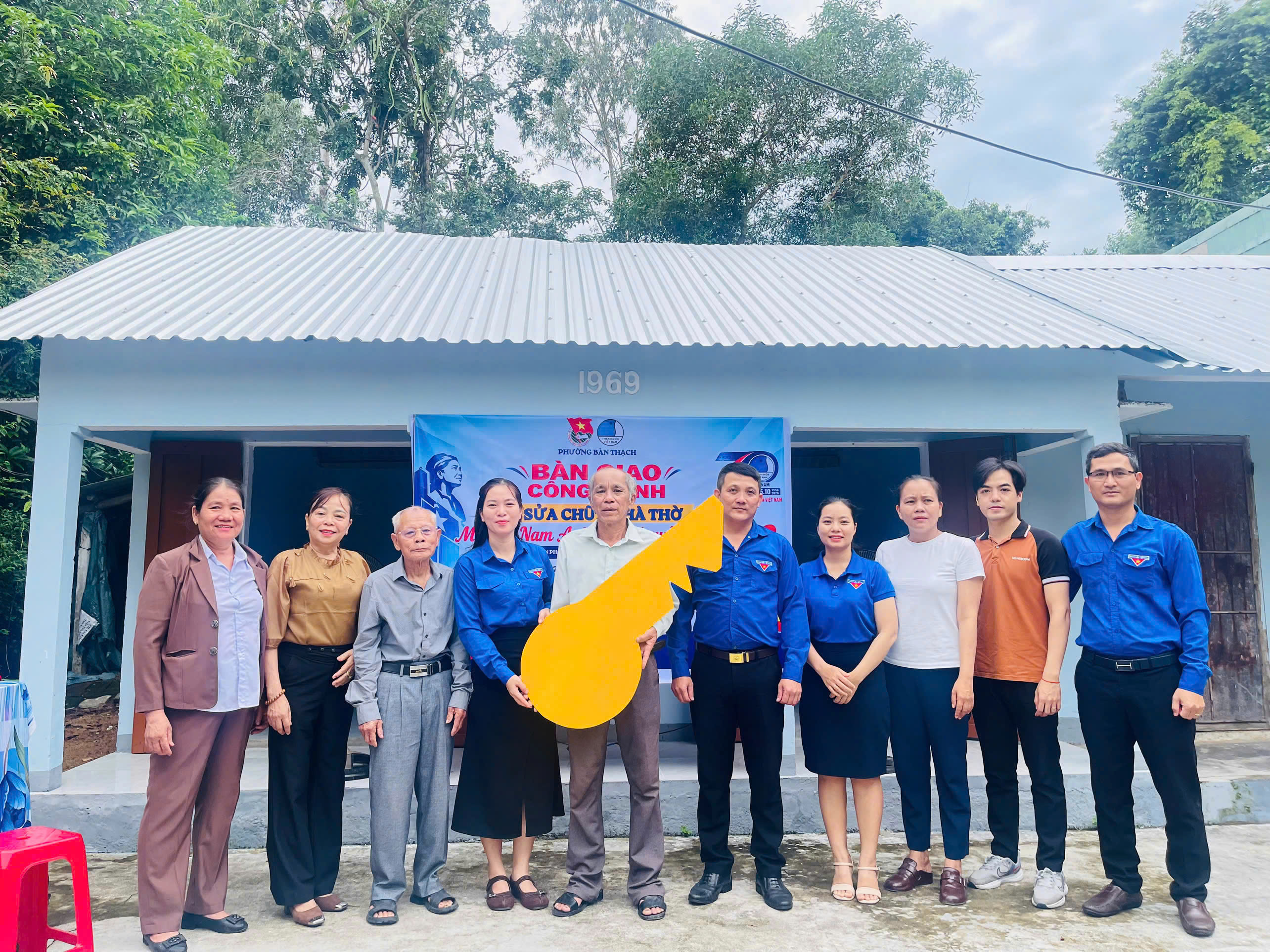 Đoàn phường Bàn Thạch bàn giao công trình sửa chữa Nhà thờ Mẹ Việt Nam Anh hùng Nguyễn Thị Khải