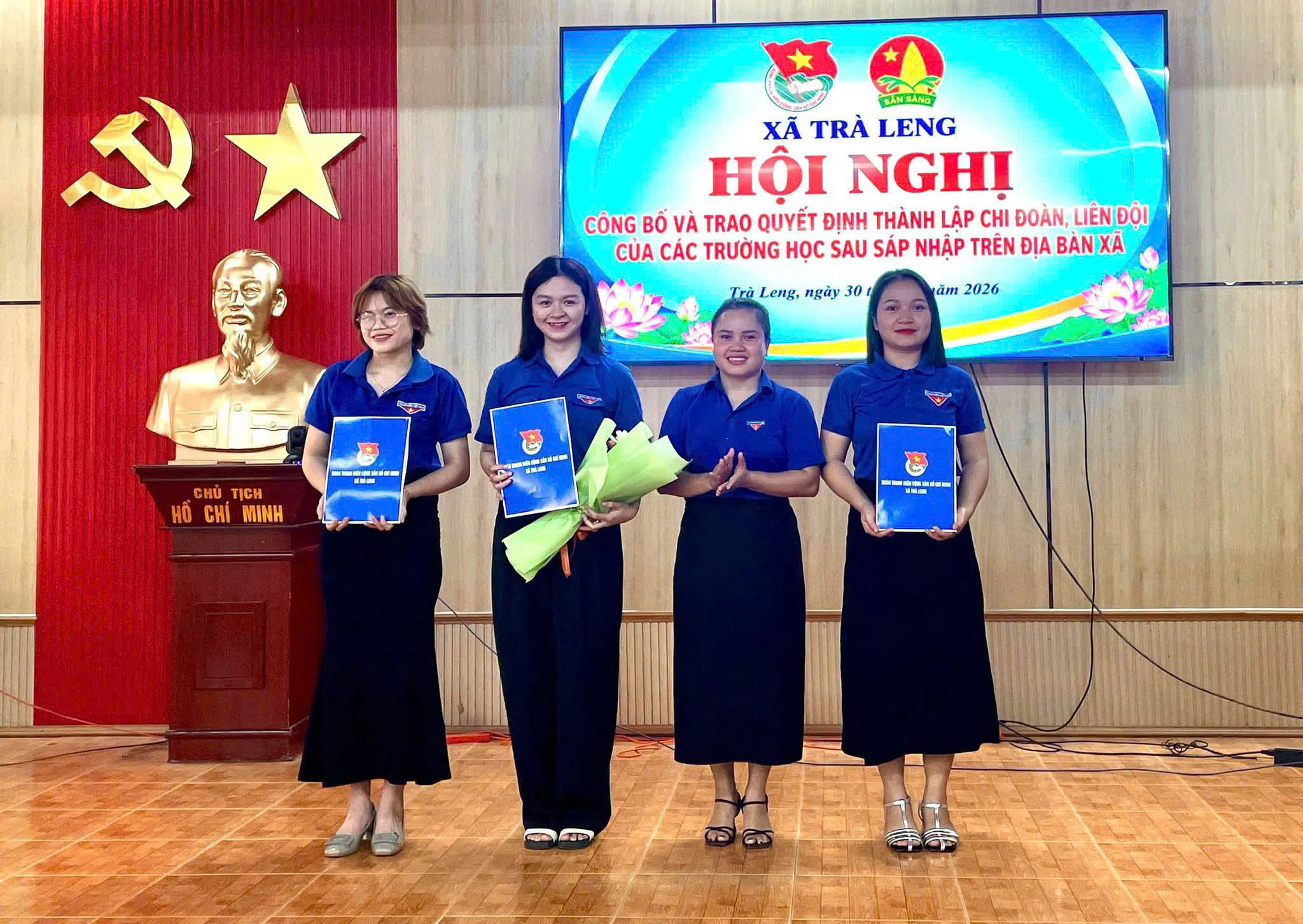 Đoàn xã Trà Leng công bố và trao quyết định thành lập chi đoàn, liên đội các trường học sau sáp nhập