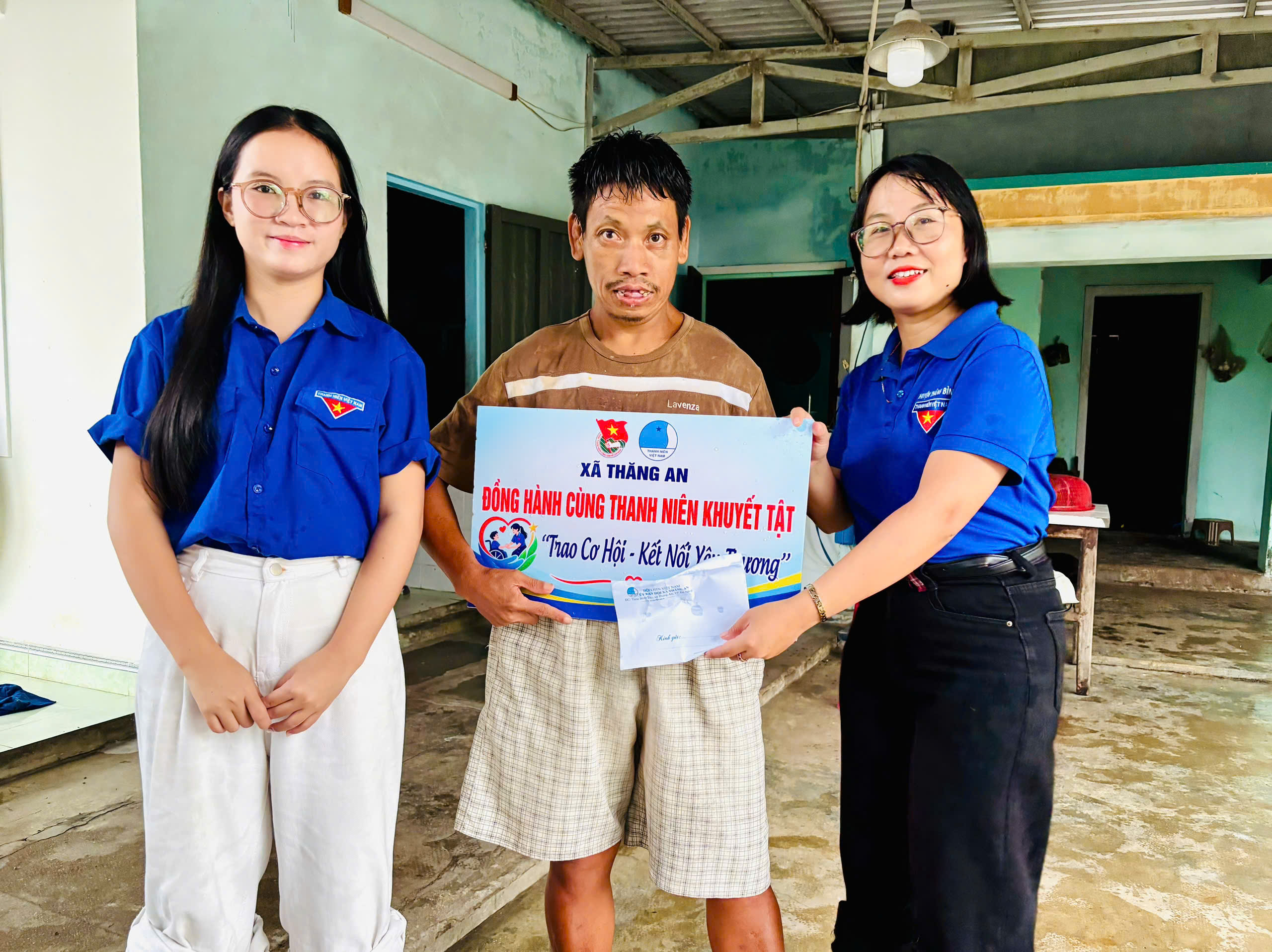 Đoàn - Hội LHTN Việt Nam xã Thăng An thăm hỏi, tặng quà thanh niên khuyết tật có hoàn cảnh đặc biệt khó khăn
