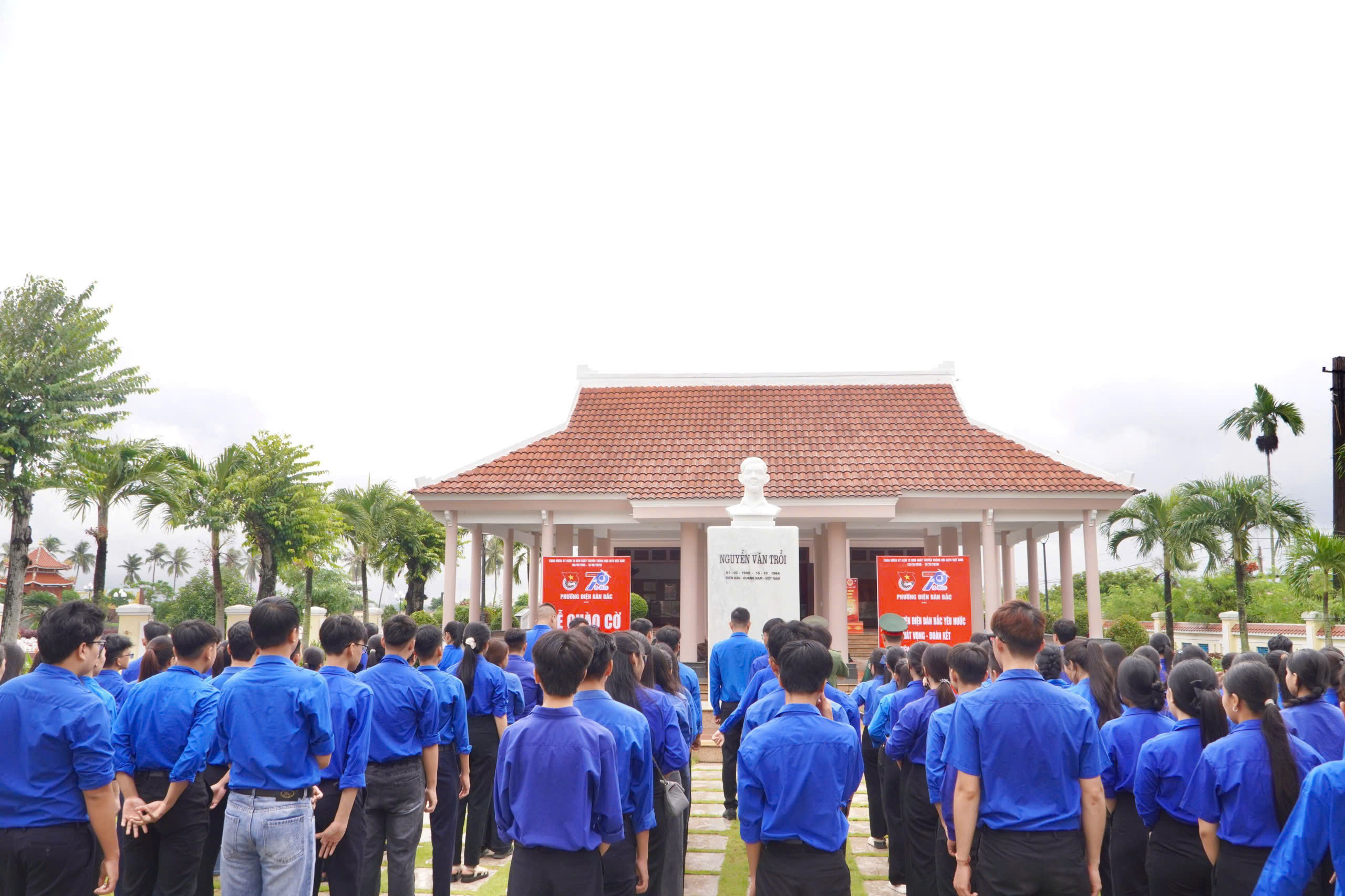 Đoàn phường Điện Bàn Bắc tổ chức lễ chào cờ “Tôi yêu Tổ quốc tôi”, dâng hương tưởng niệm Anh hùng liệt sĩ Nguyễn Văn Trỗi
