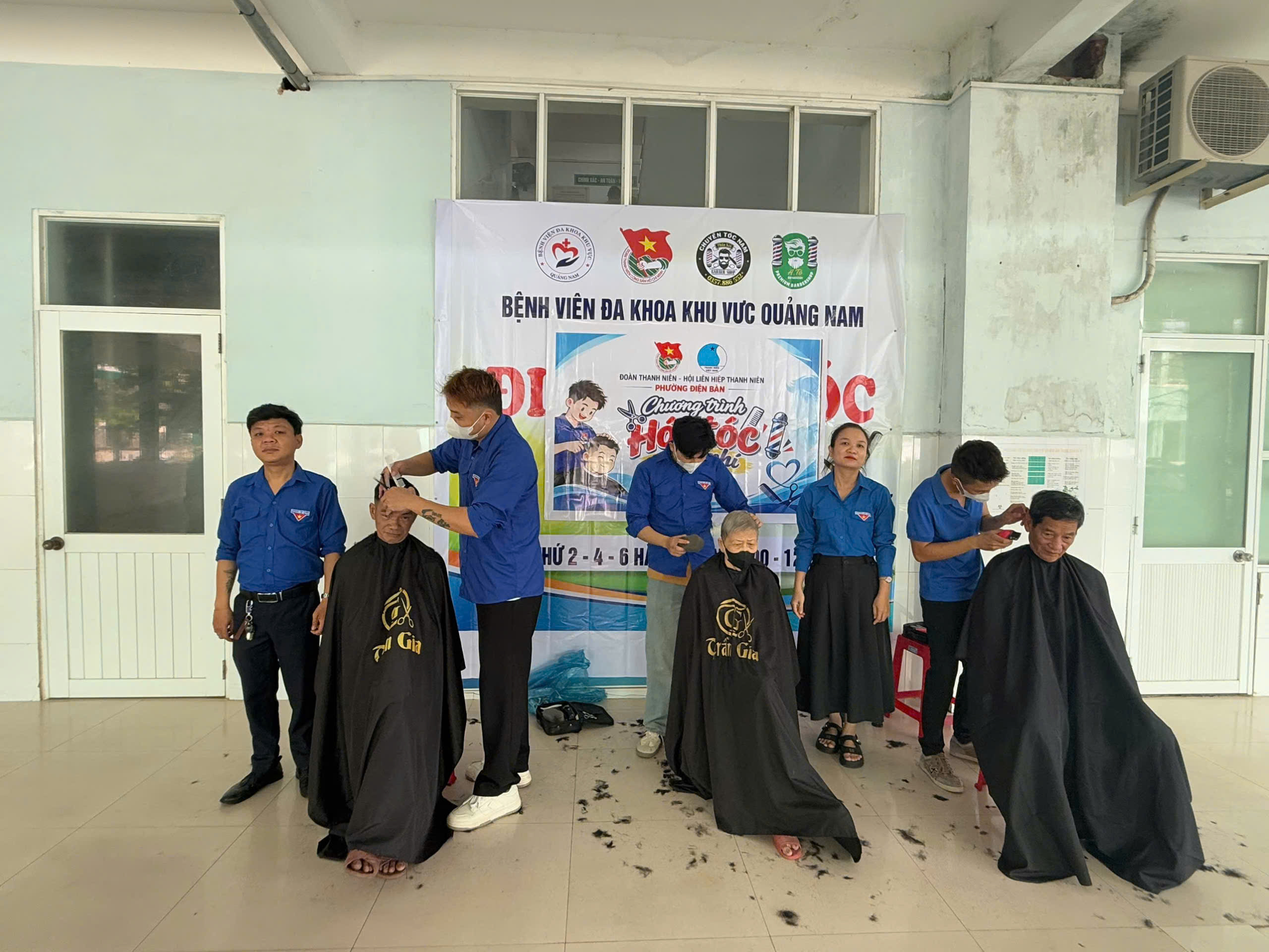 Hội LHTN Việt Nam phường Điện Bàn tổ chức hớt tóc miễn phí, tặng quà cho người dân có hoàn cảnh khó khăn