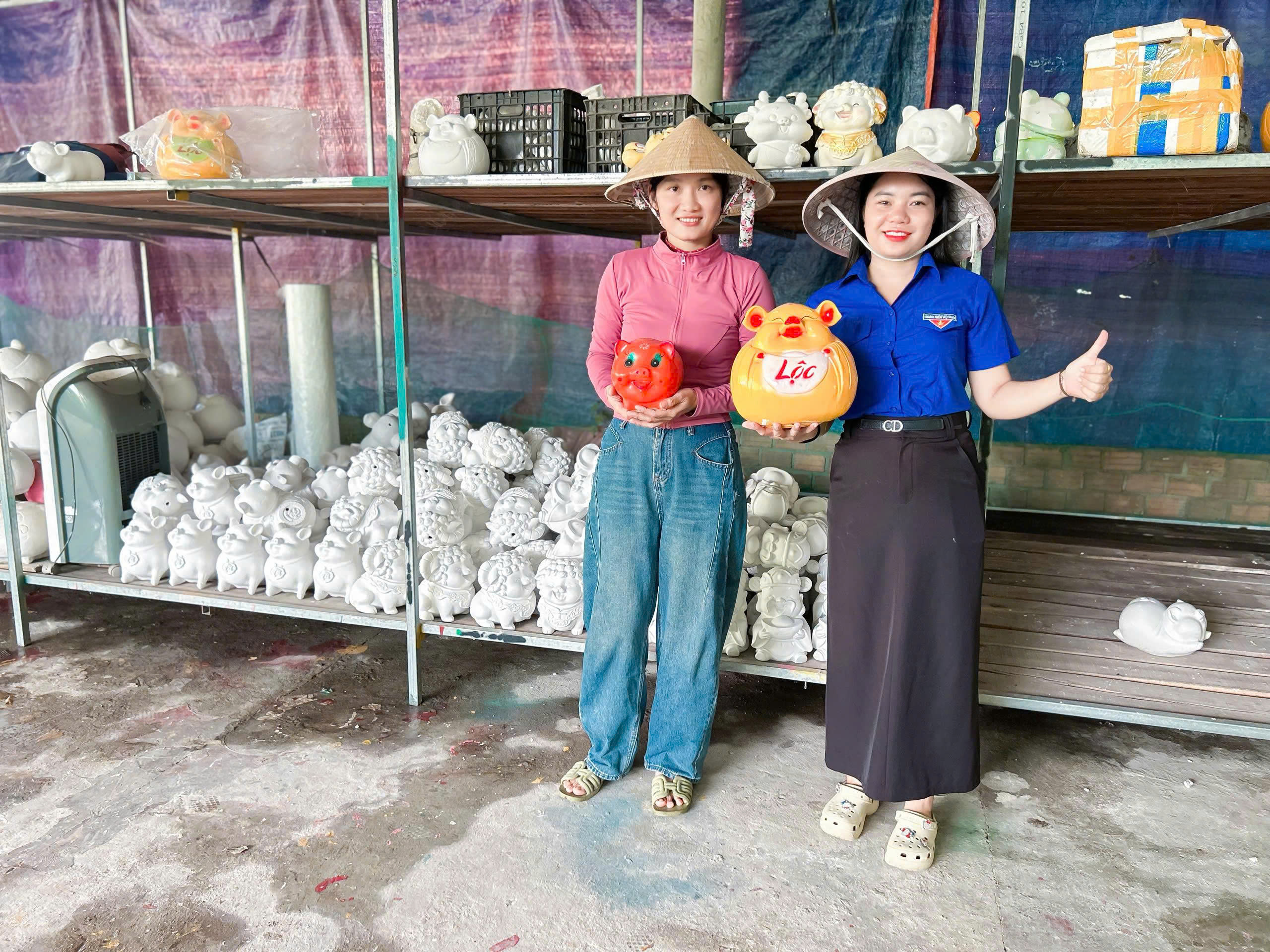 Ngô Thị Hương – Gương thanh niên xã Đồng Dương khởi nghiệp từ nghề sản xuất heo đất thạch cao mỹ nghệ
